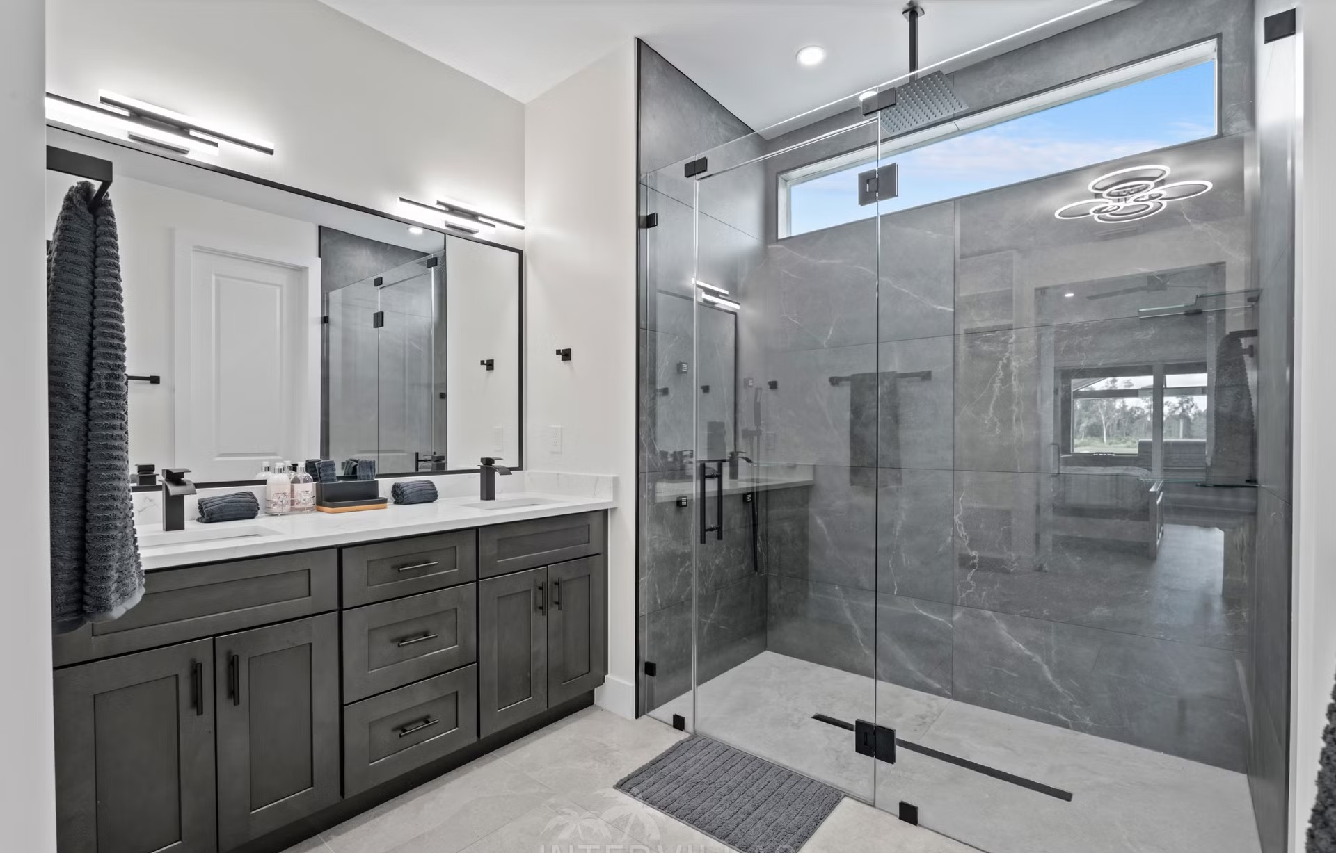 Beheizter Pool mit Whirlpool und Terrasse am Kanal.