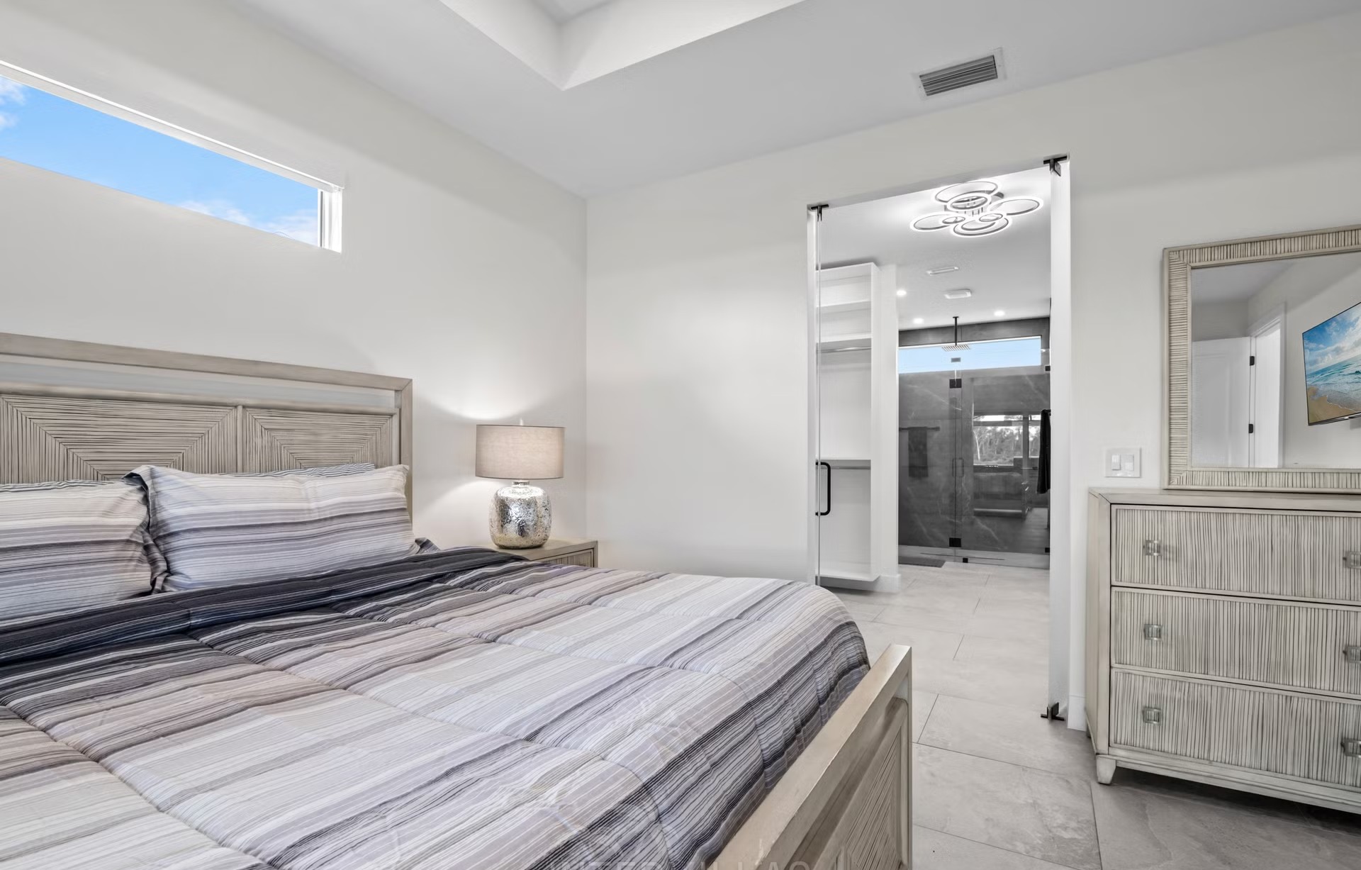 Moderne Villa am Kanal mit beheiztem Pool, Whirlpool und Terrasse mit BBQ-Bar.