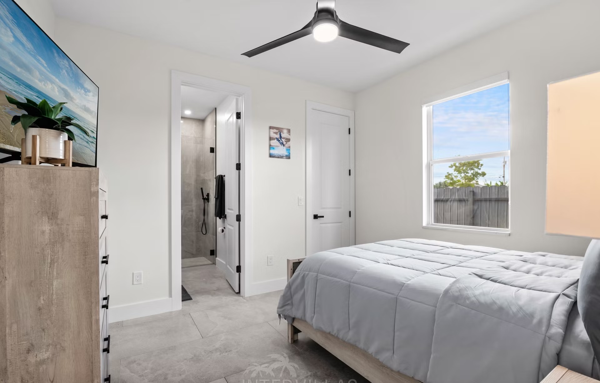 Moderne Villa am Kanal in Cape Coral mit beheiztem Pool, Whirlpool und Terrasse.