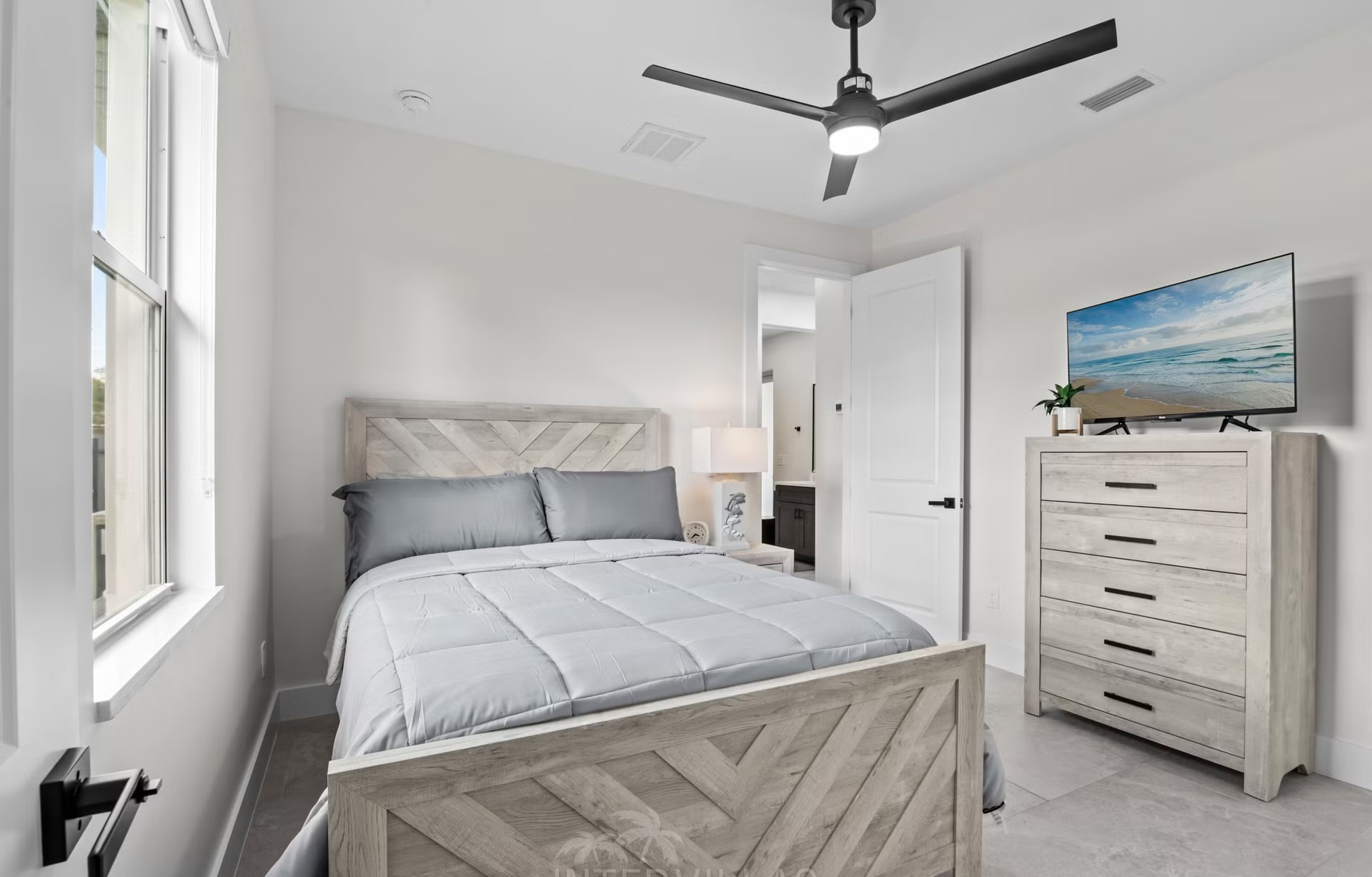 Beheizter Pool mit Whirlpool und Terrasse am Kanal.