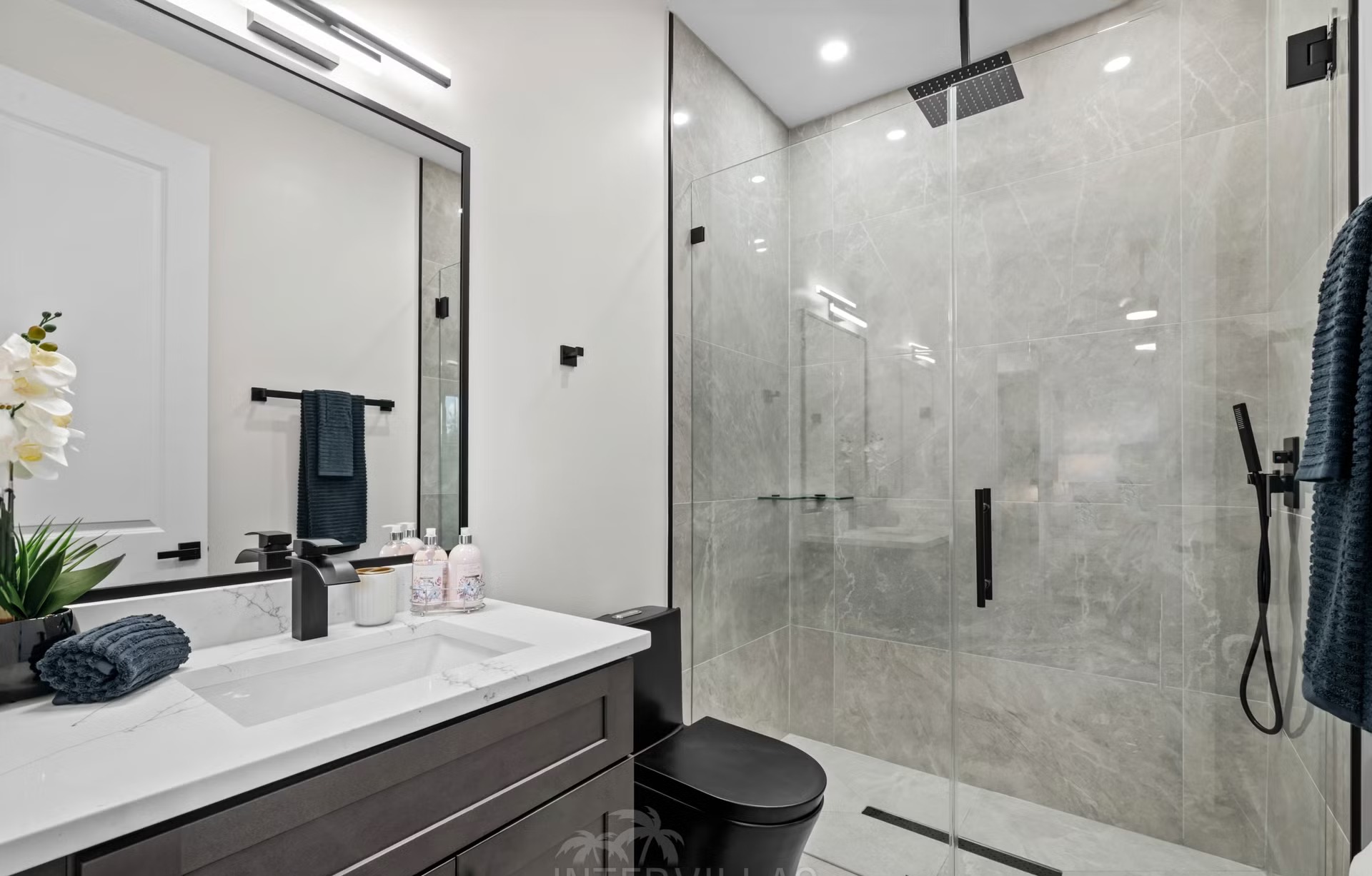 Moderne Villa am Kanal mit beheiztem Pool, Whirlpool und Terrasse mit BBQ-Bar.