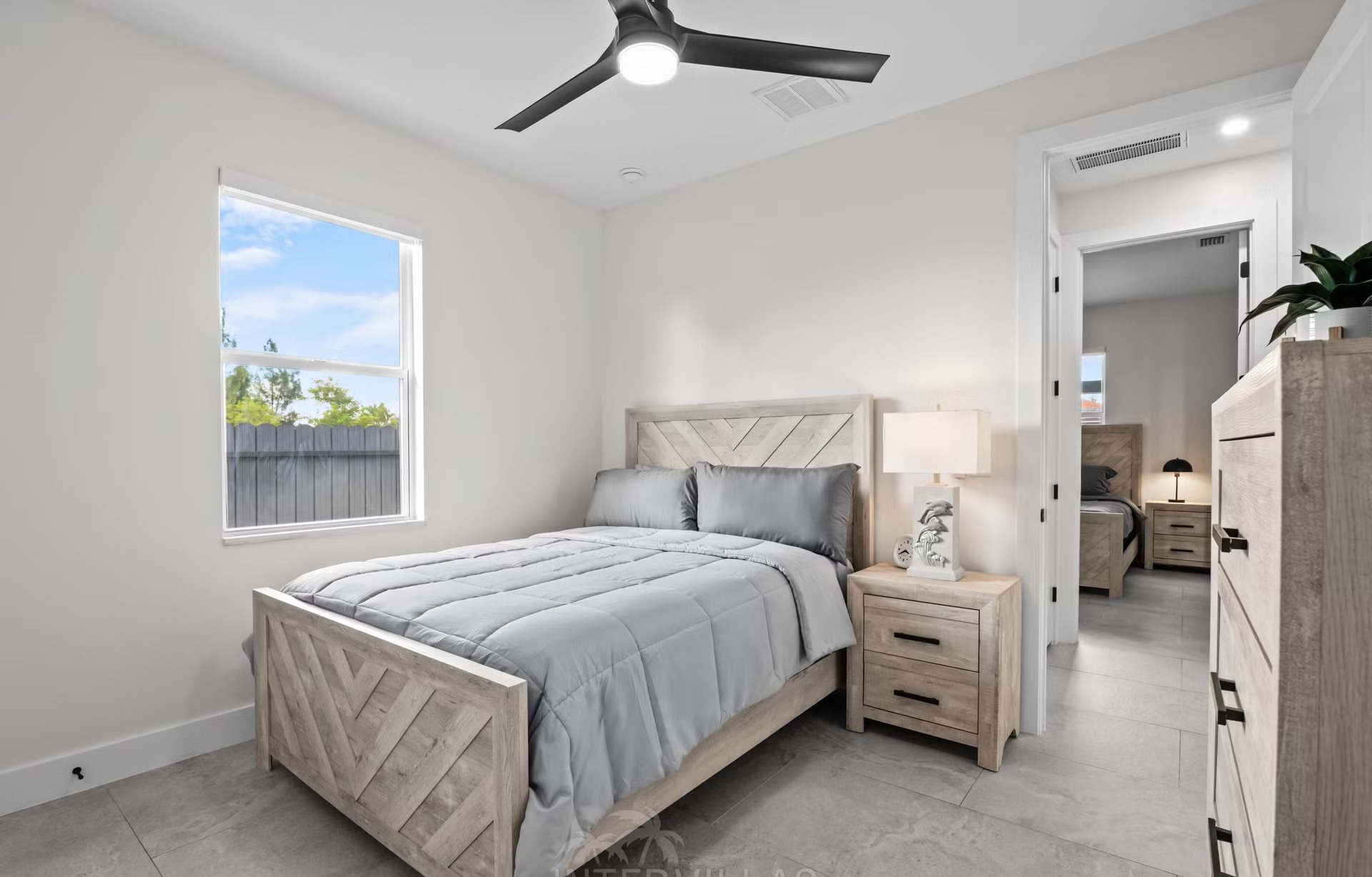 Moderne Villa am Kanal mit beheiztem Pool, Whirlpool und Terrasse mit BBQ-Bar.