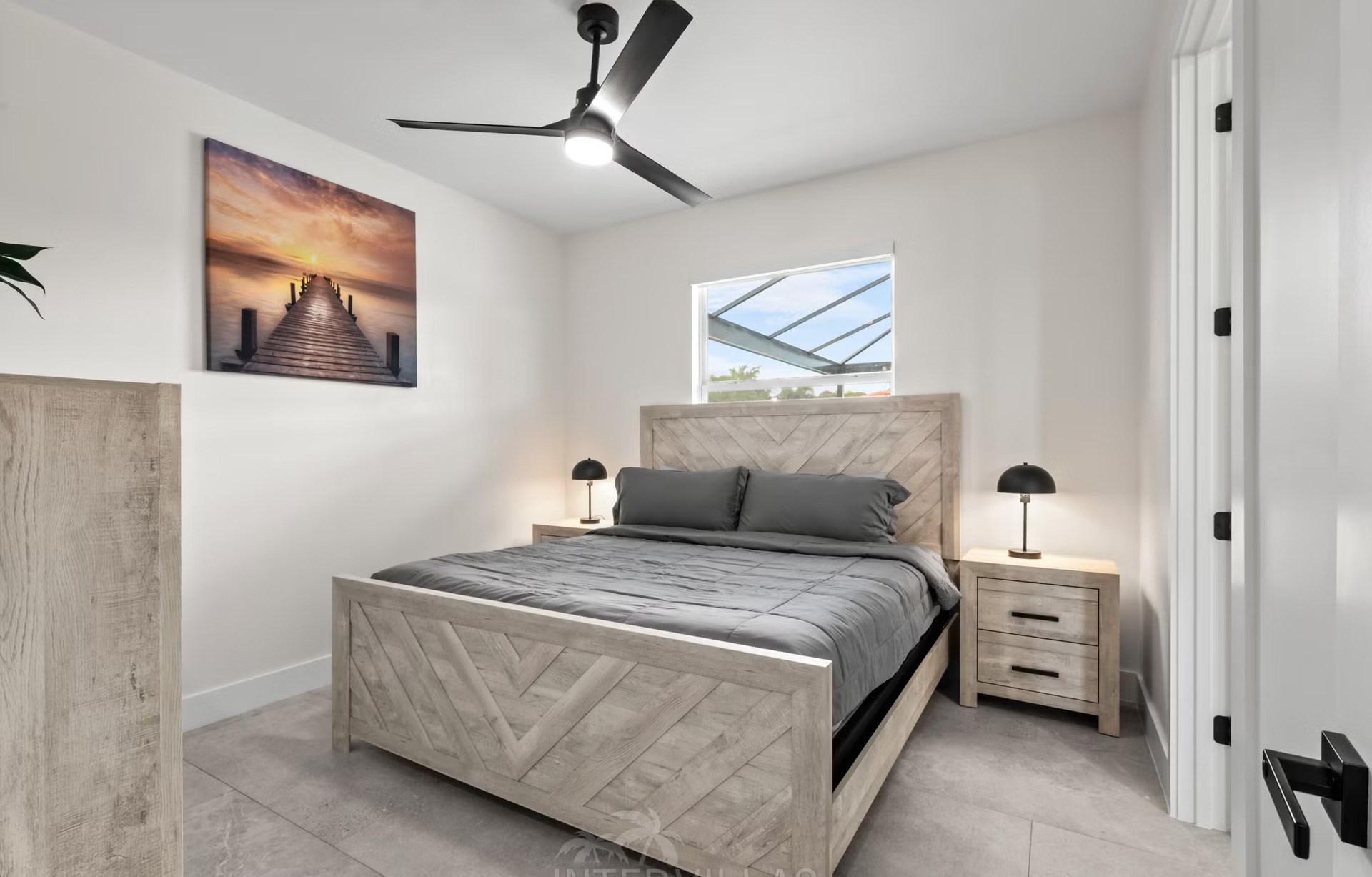 Moderne Villa am Kanal in Cape Coral mit beheiztem Pool, Whirlpool und BBQ-Bar.