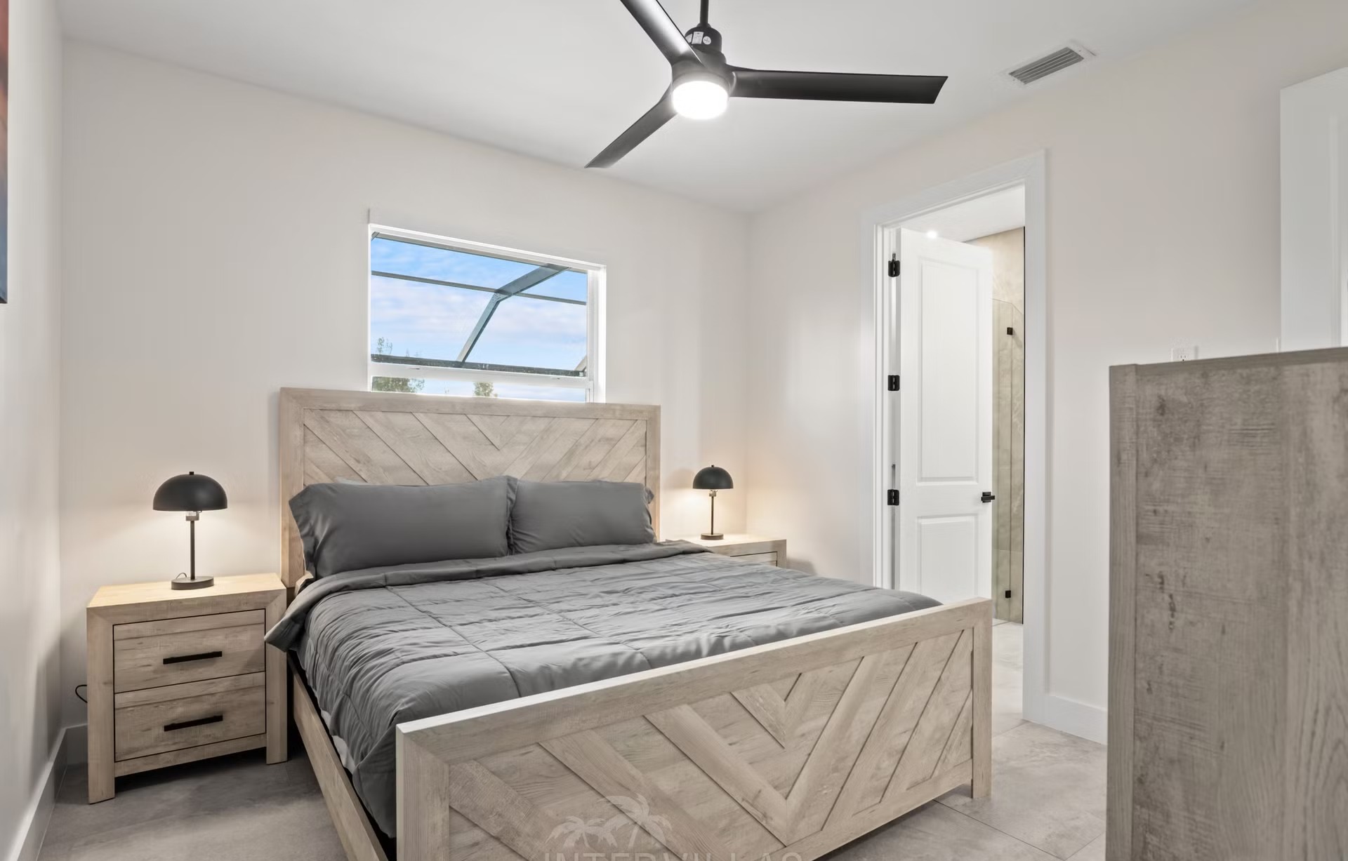 Moderne Waterfront-Villa in Cape Coral mit beheiztem Pool, Whirlpool und Terrasse am Kanal.