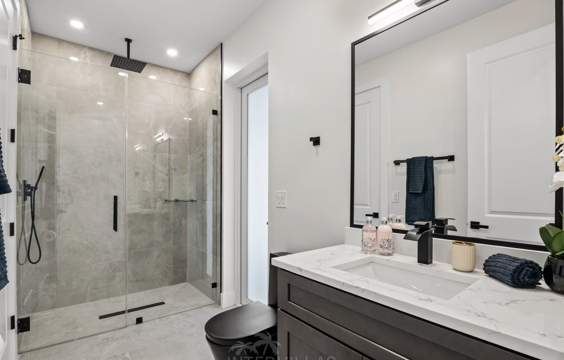 Beheizter Pool mit Whirlpool und Terrasse am Kanal.