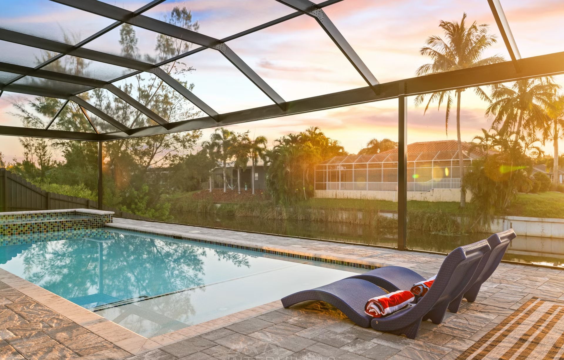 Moderne Waterfront-Villa mit beheiztem Pool, Whirlpool und Terrasse am Kanal.