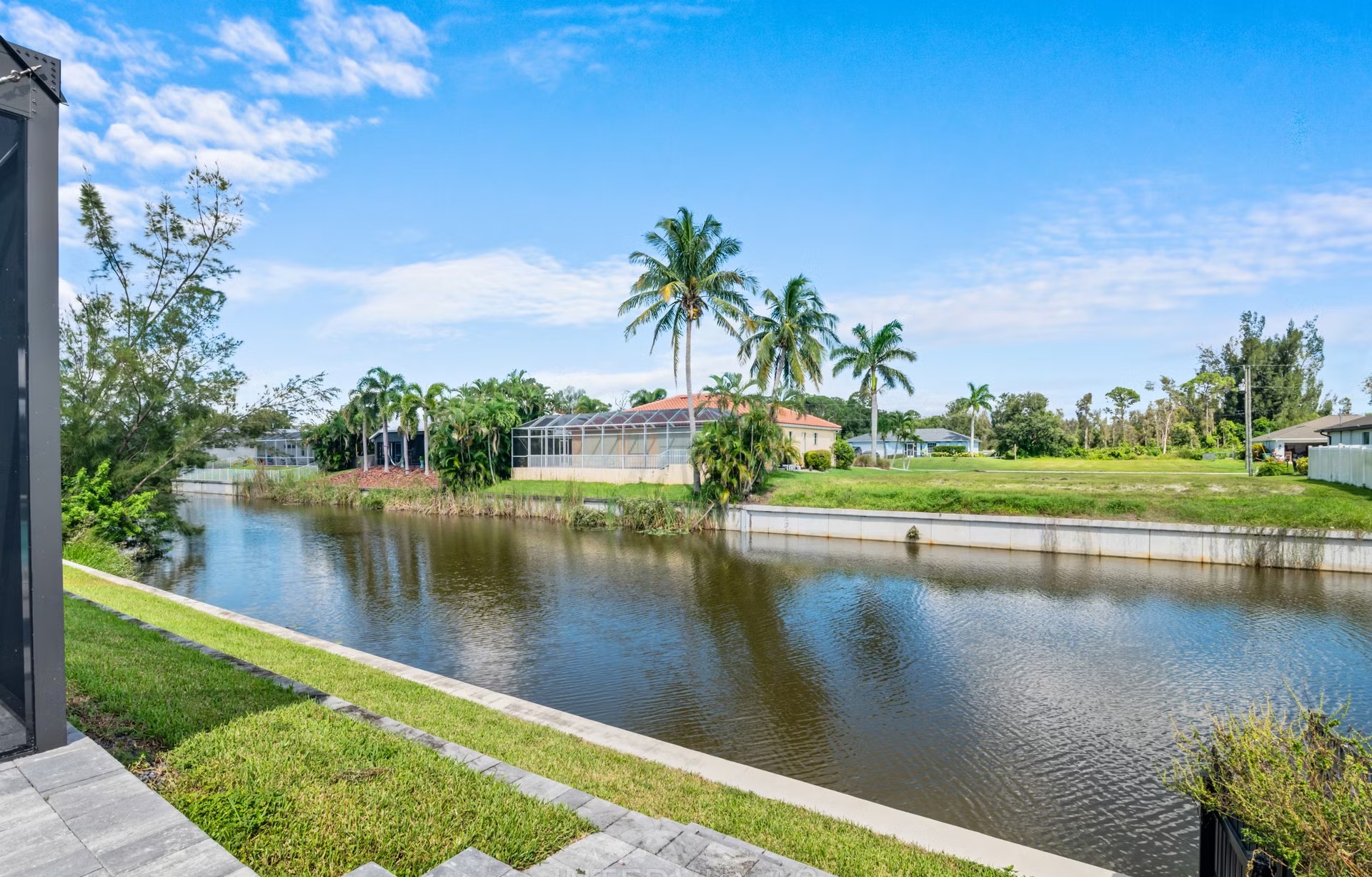 Beheizter Pool mit Whirlpool und Terrasse am Kanal.