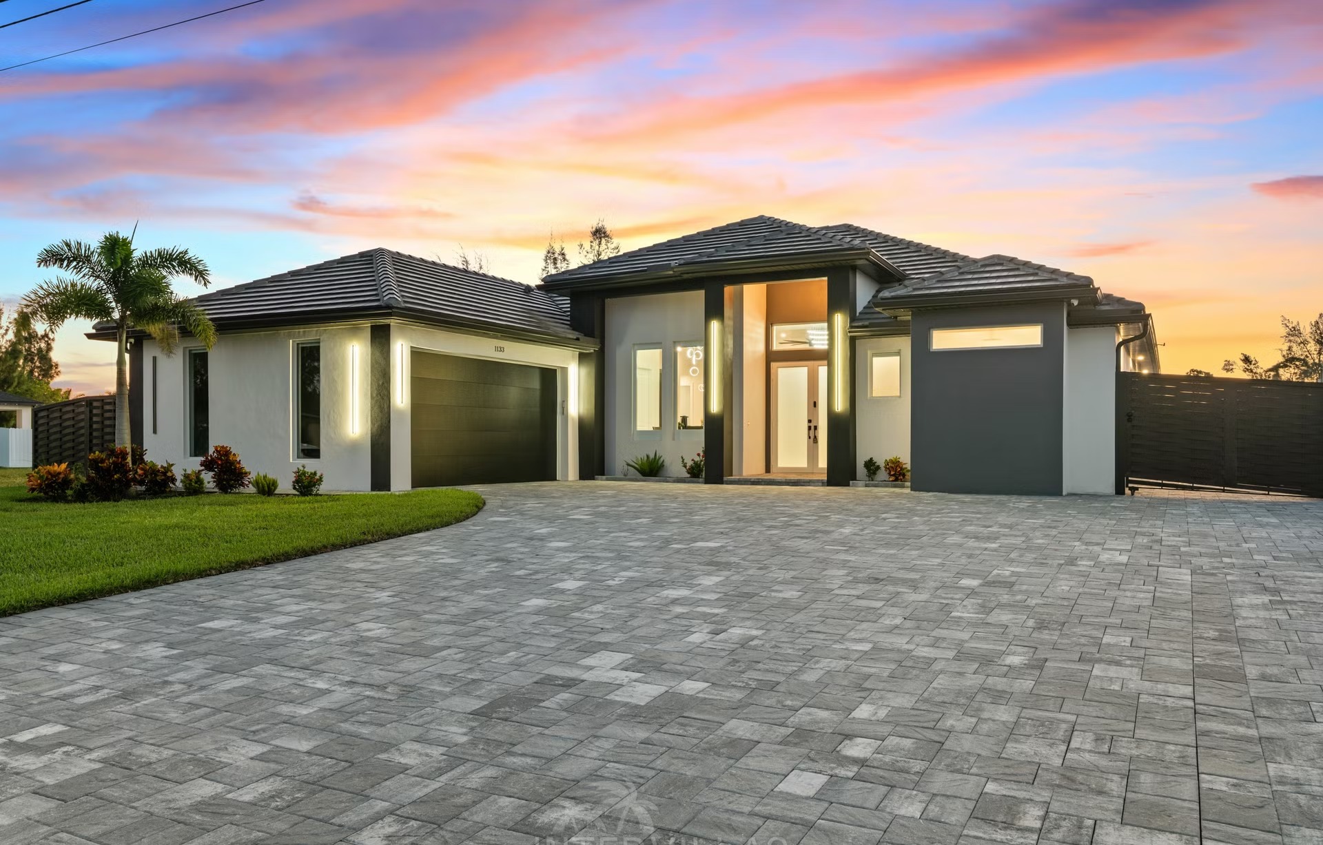 Moderne Waterfront-Villa mit beheiztem Pool, Whirlpool und Terrasse am Kanal.