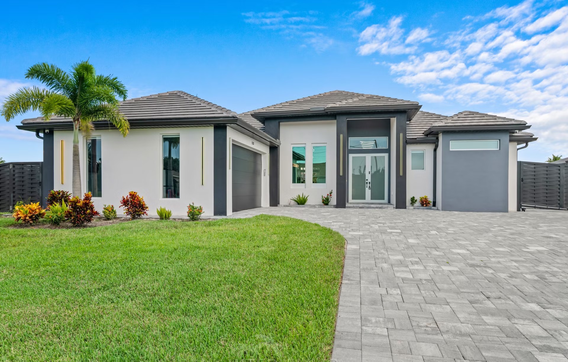 Moderne Waterfront-Villa mit beheiztem Pool, Whirlpool und BBQ-Bar am Kanal in Cape Coral.