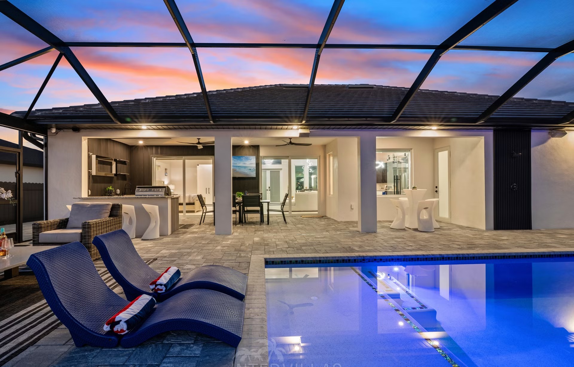 Moderne Villa am Kanal mit beheiztem Pool, Whirlpool und BBQ-Bar.