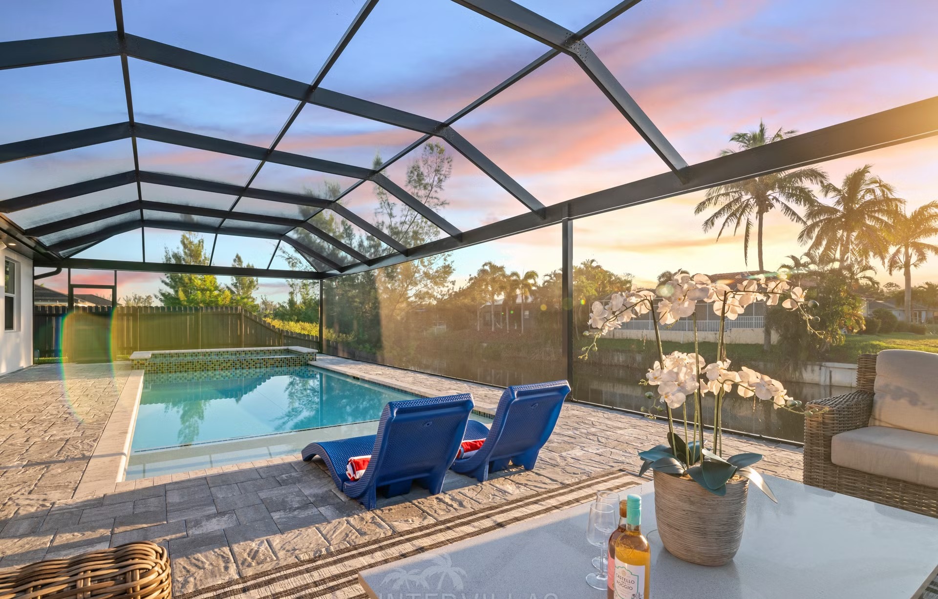 Moderne Villa am Kanal in Cape Coral mit beheiztem Pool, Whirlpool und BBQ-Bar.