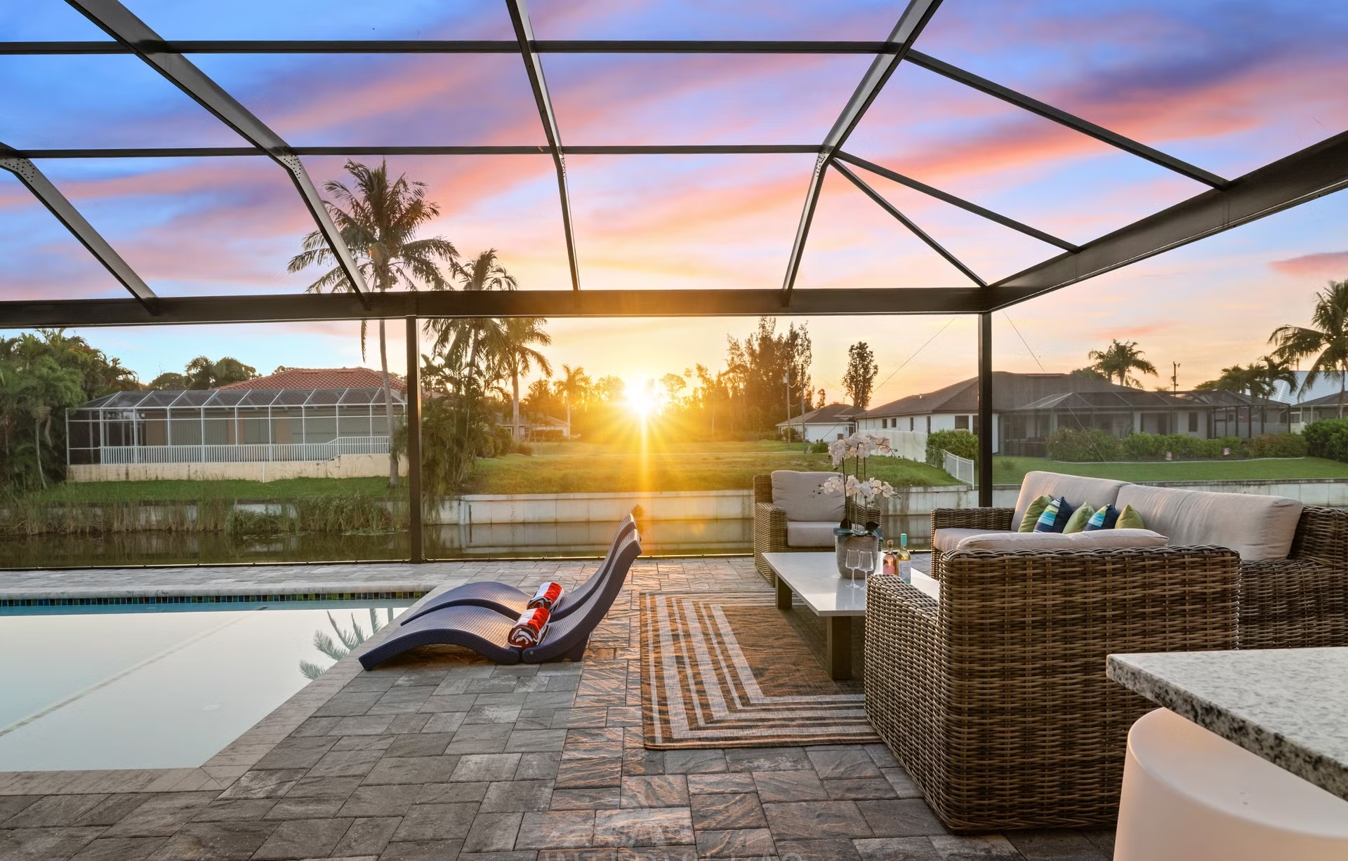 Moderne Waterfront-Villa mit beheiztem Pool, Whirlpool und BBQ-Bar am Kanal in Cape Coral.