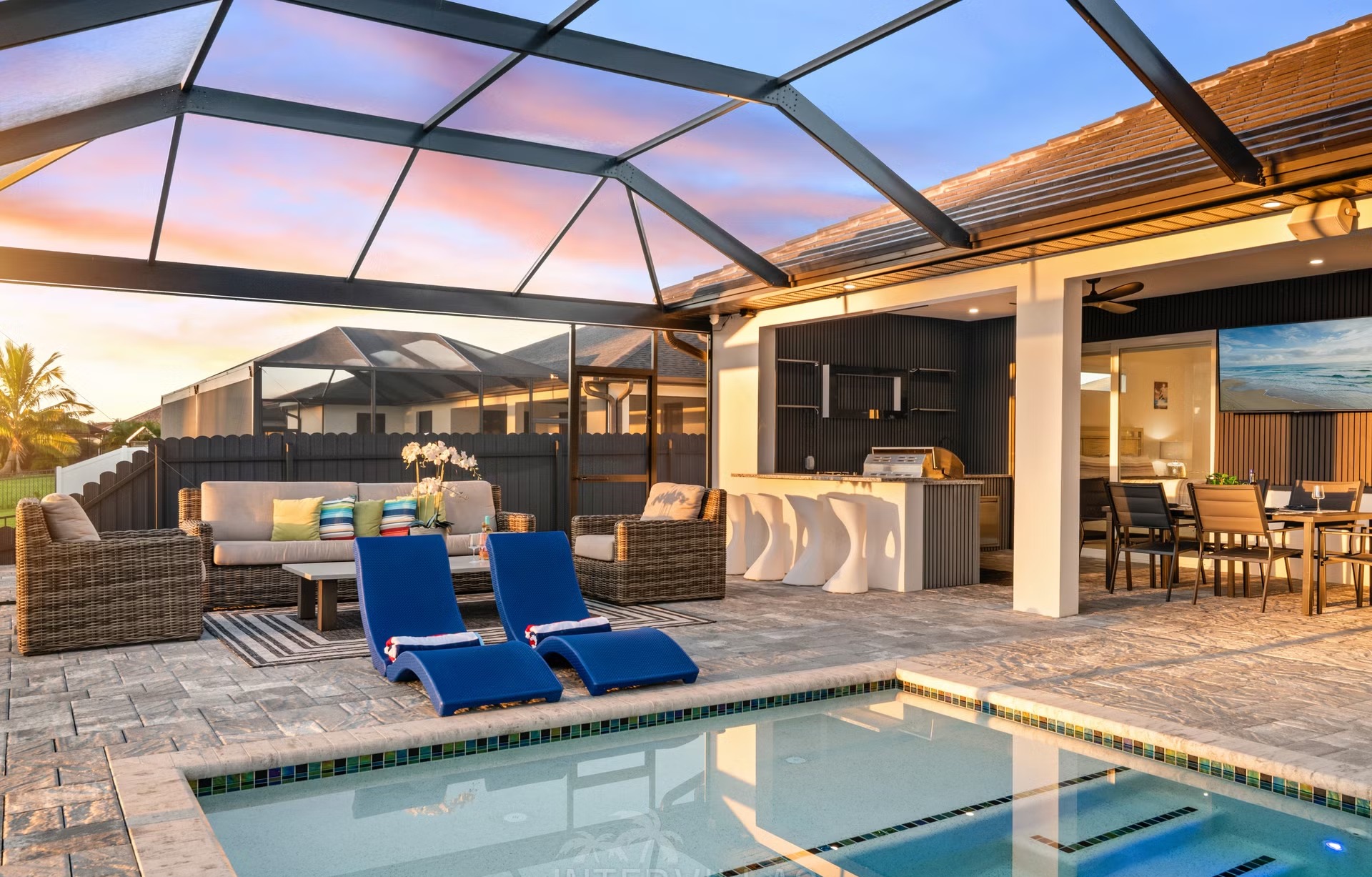 Moderne Villa am Kanal mit beheiztem Pool, Whirlpool und BBQ-Bar.