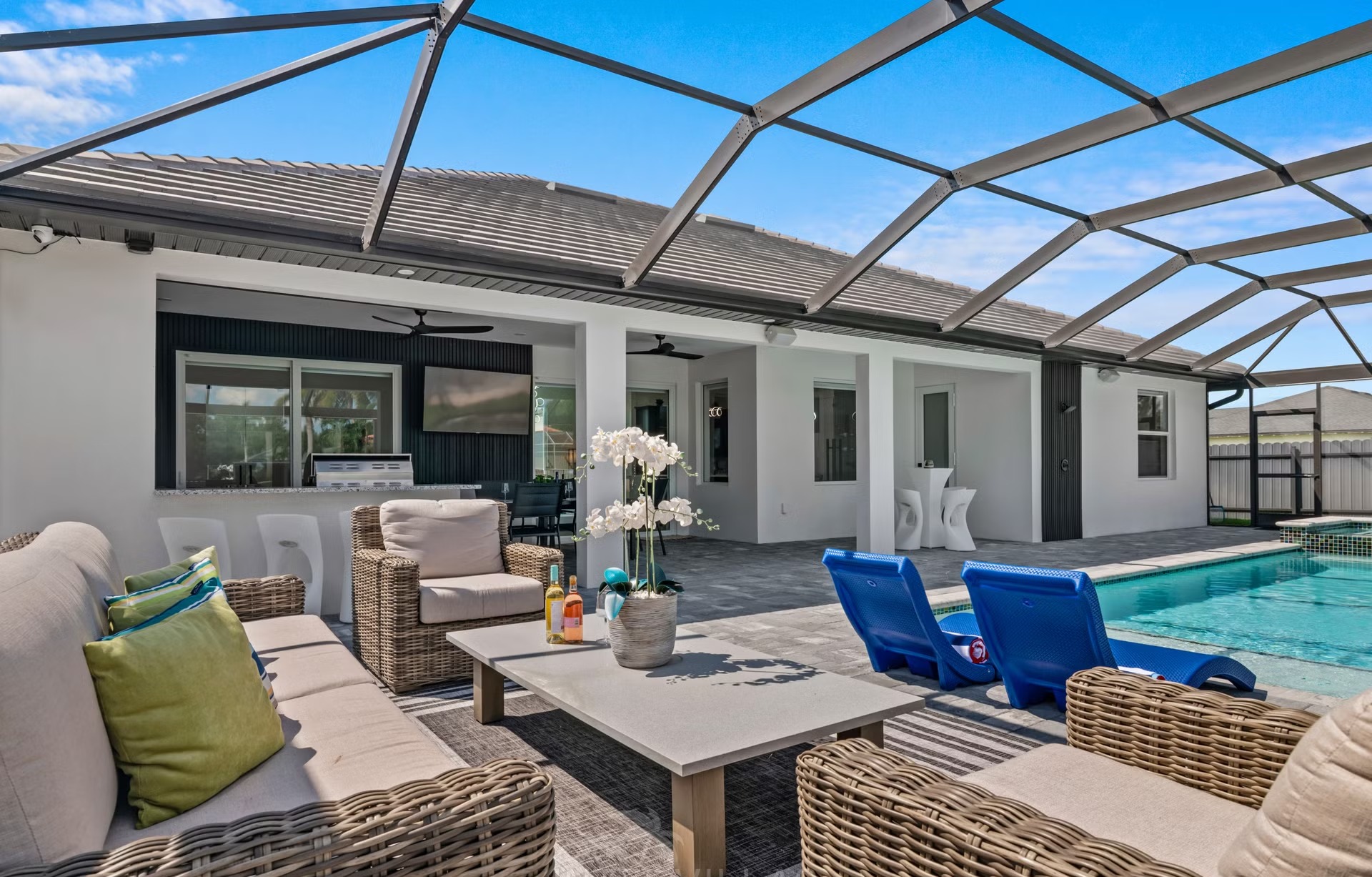 Moderne Villa am Kanal mit beheiztem Pool, Whirlpool und BBQ-Bereich.