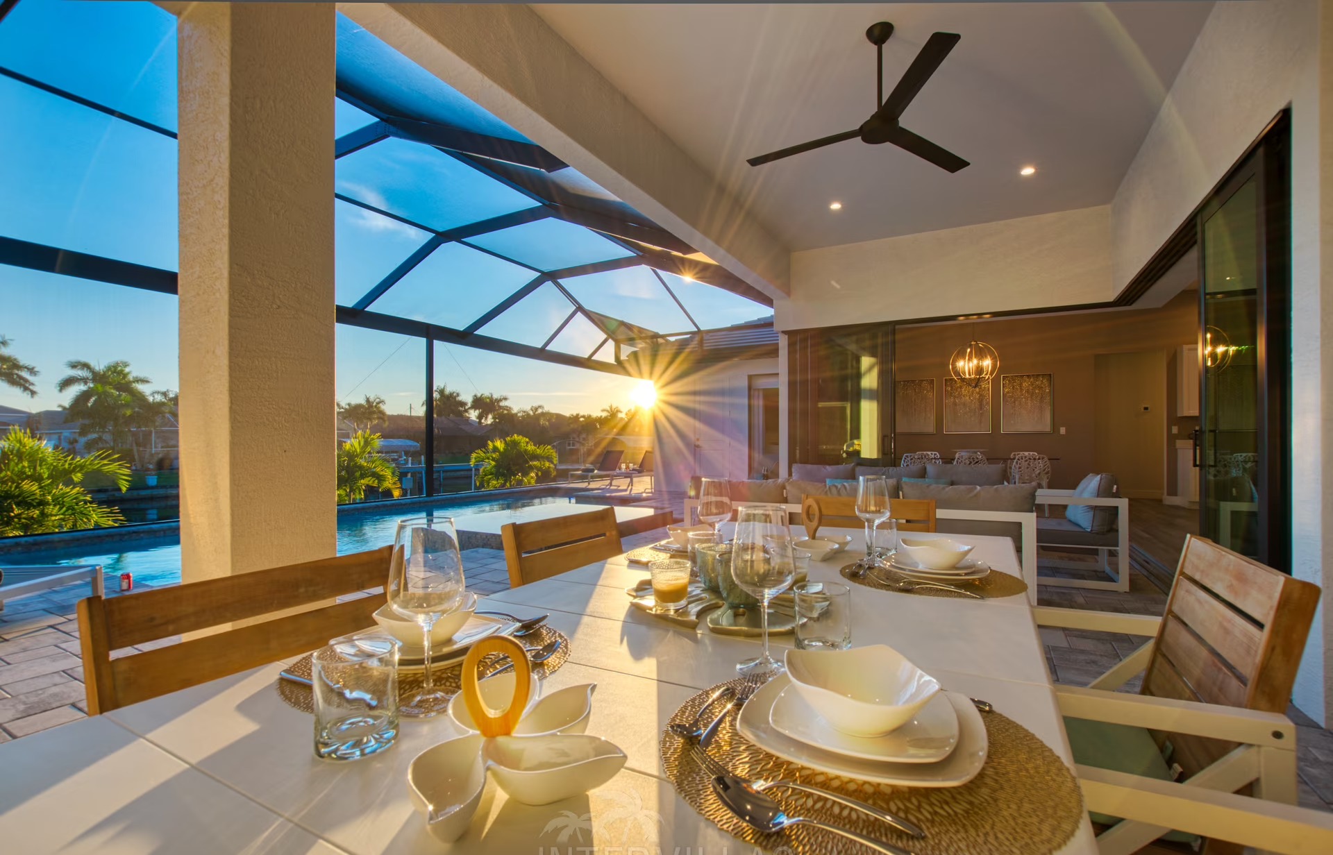 Überdachte Lanai mit Pool und Spa/Jacuzzi am Wasserblick.