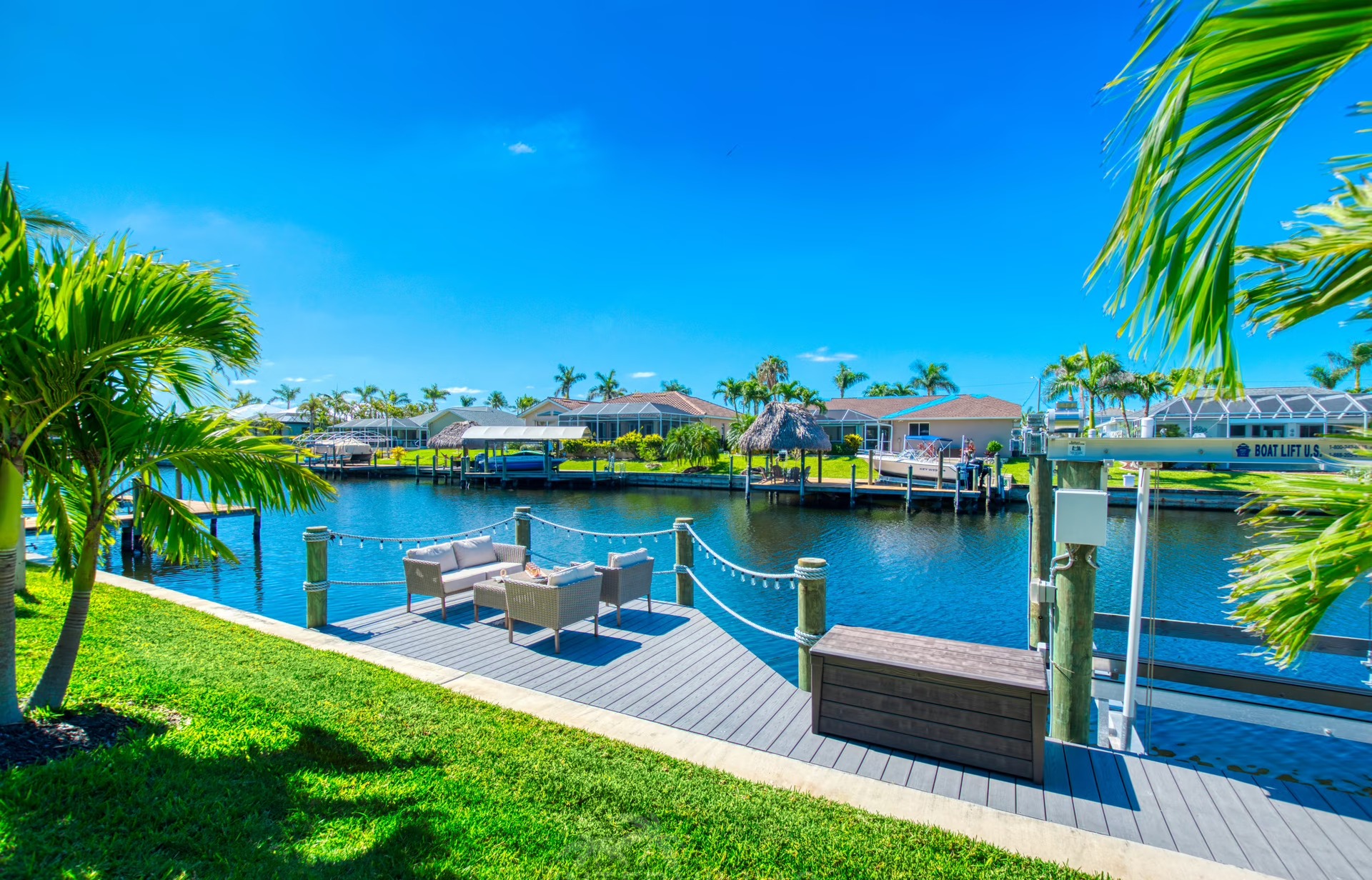 Südseitiger Pool mit Spa/Jacuzzi und Blick aufs Wasser.