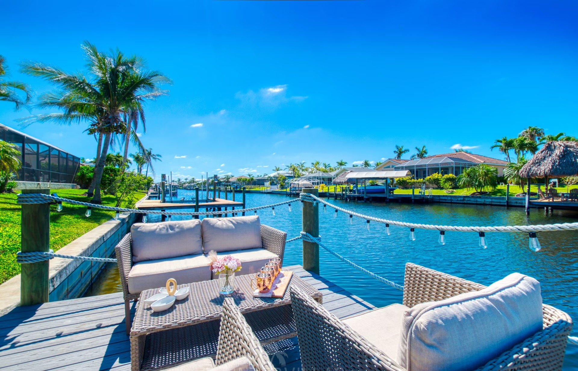 Südseitiger Pool mit Spa/Jacuzzi auf der Lanai mit Wasserblick.
