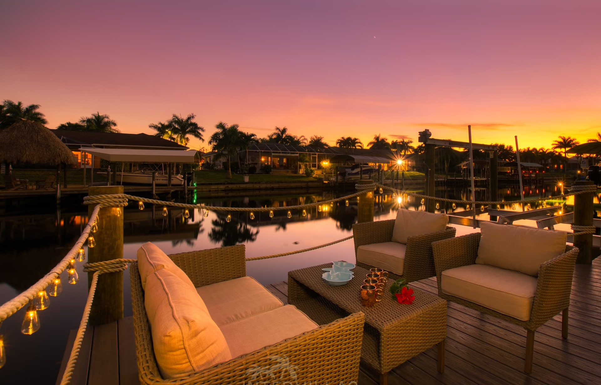 Südseitiger Pool mit Spa/Jacuzzi und Blick auf den Kanal.