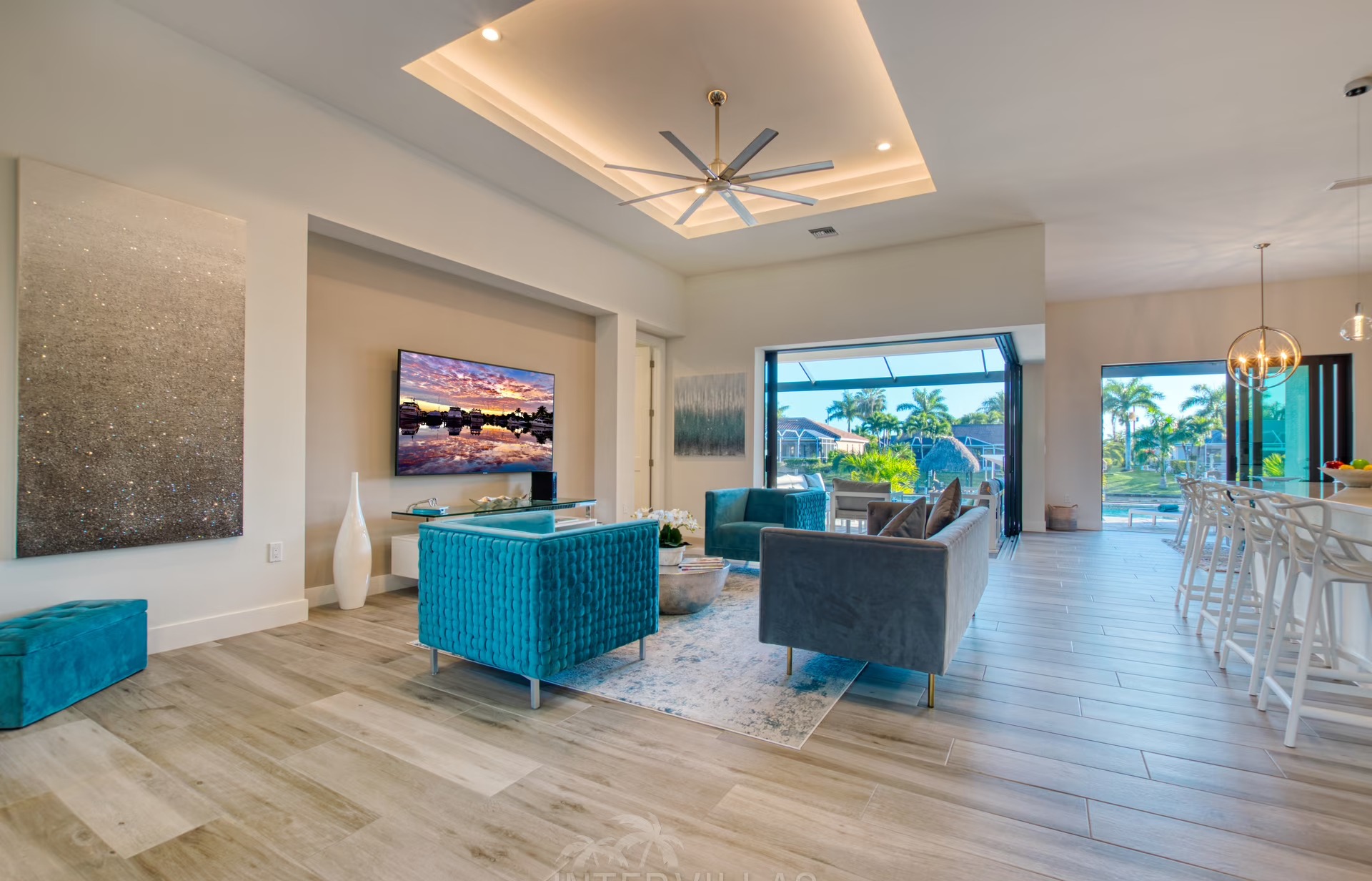 Südseitiger Pool mit Spa/Jacuzzi und Blick auf den Kanal.