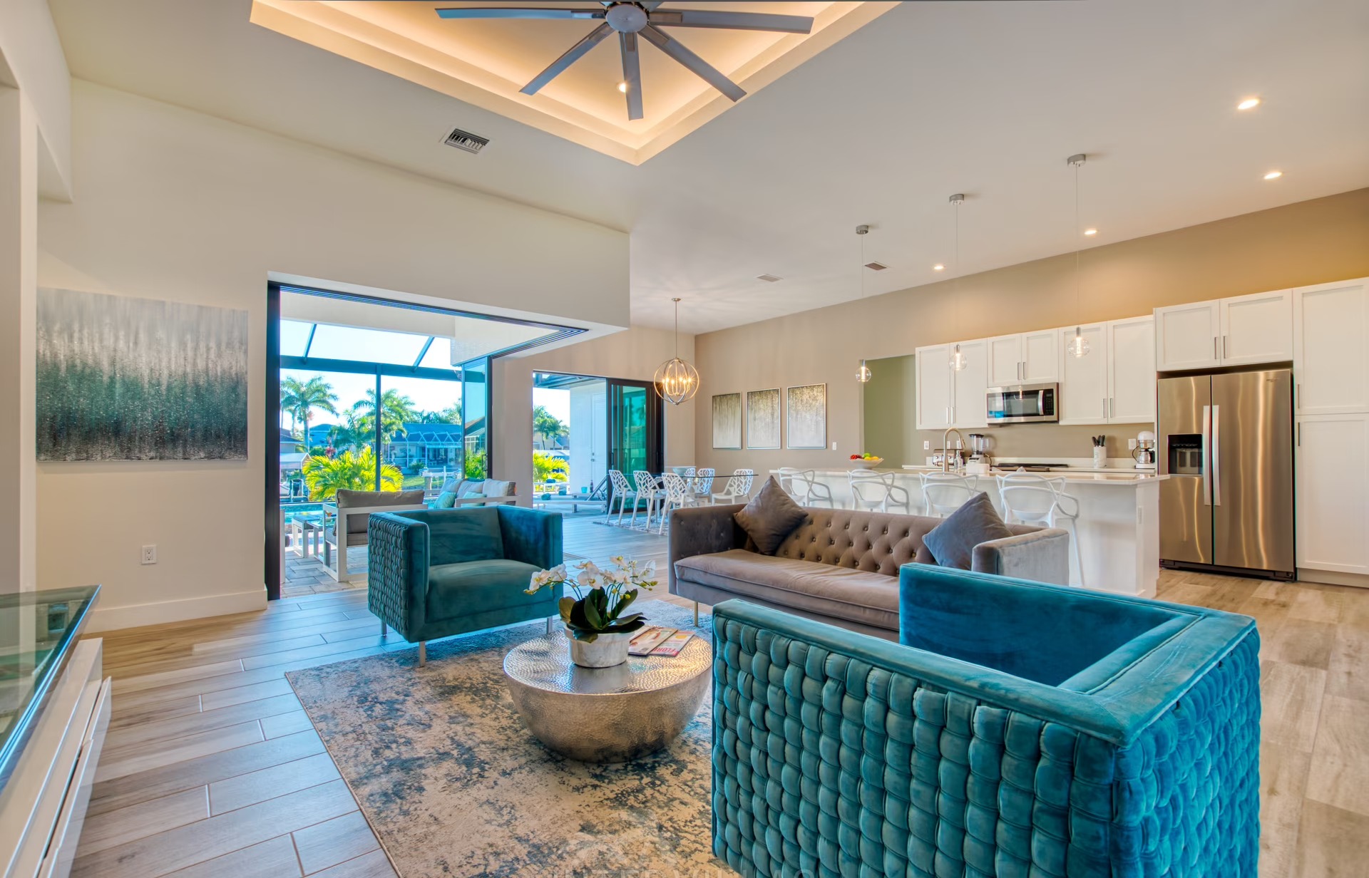 Südseitiger Pool mit Spa und Blick auf den Kanal.