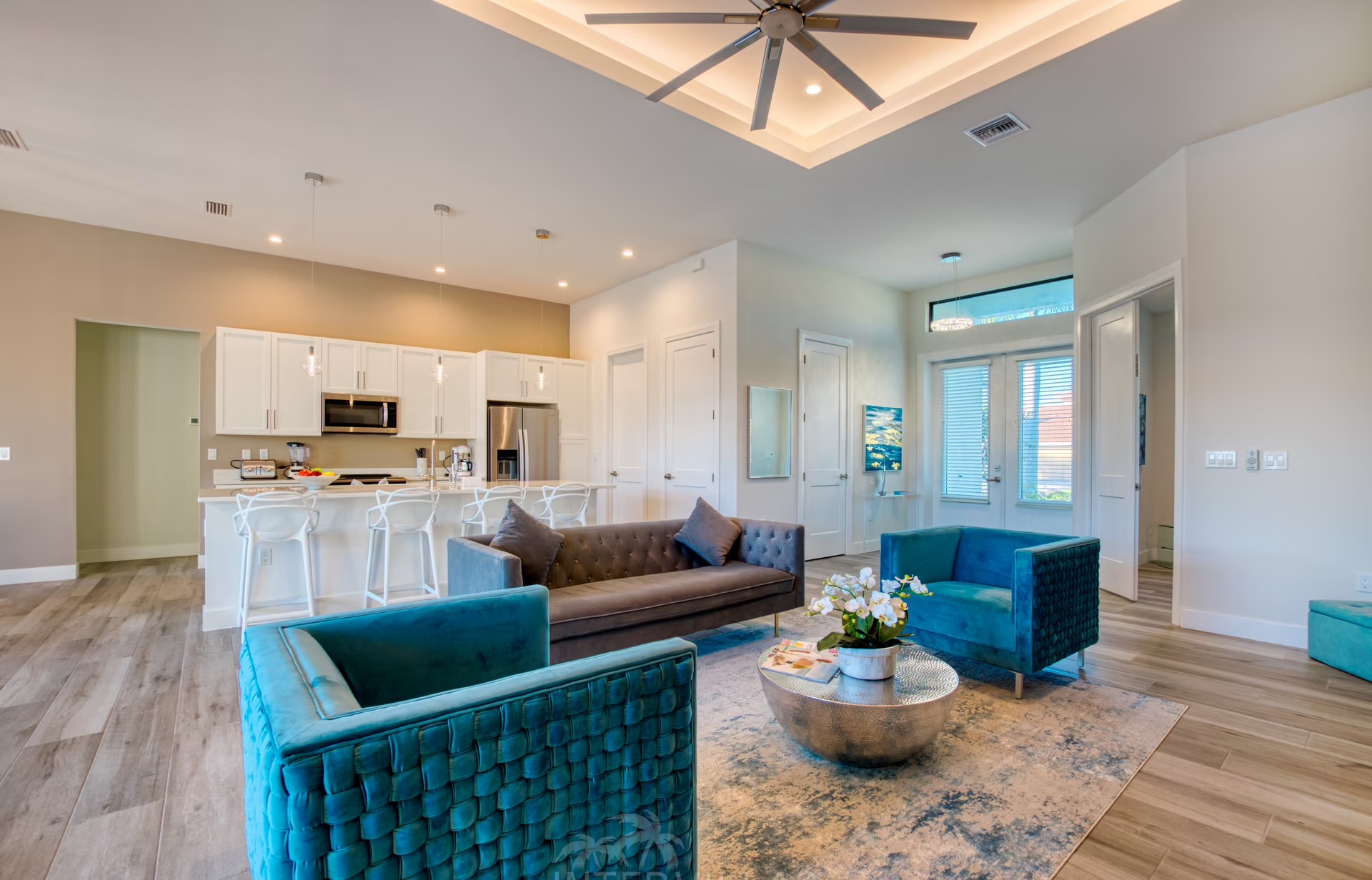 Südlich ausgerichteter Pool mit Spa und Blick auf den Kanal.