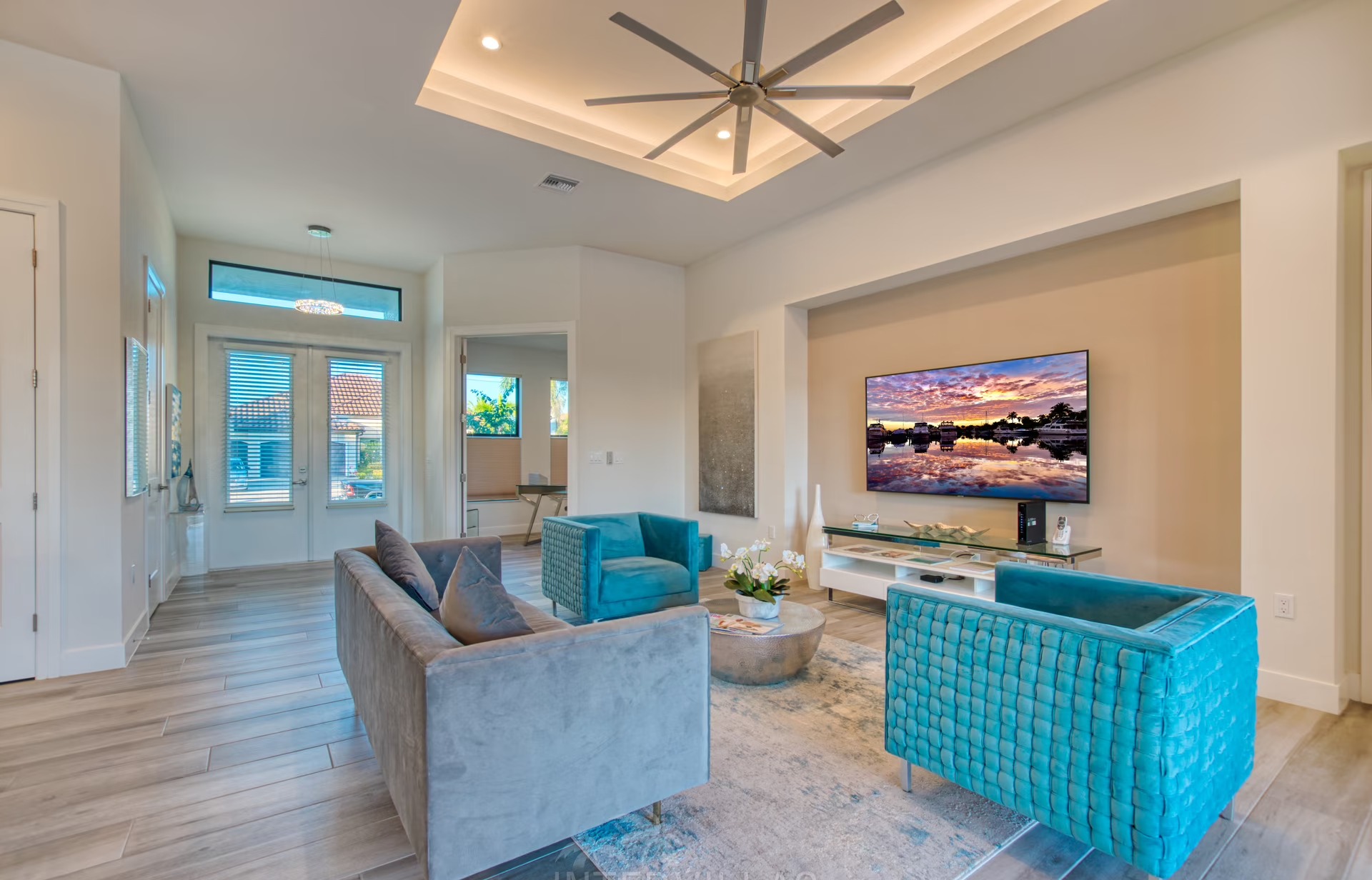 Südseitiger Pool mit Spa/Jacuzzi auf der Lanai mit Blick auf den Kanal.