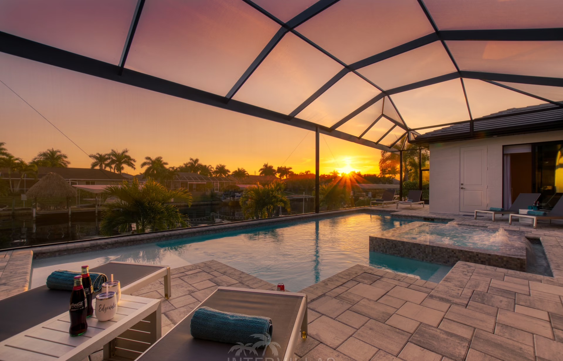 Südseitiger Pool mit Spa/Jacuzzi und Blick auf den Kanal.