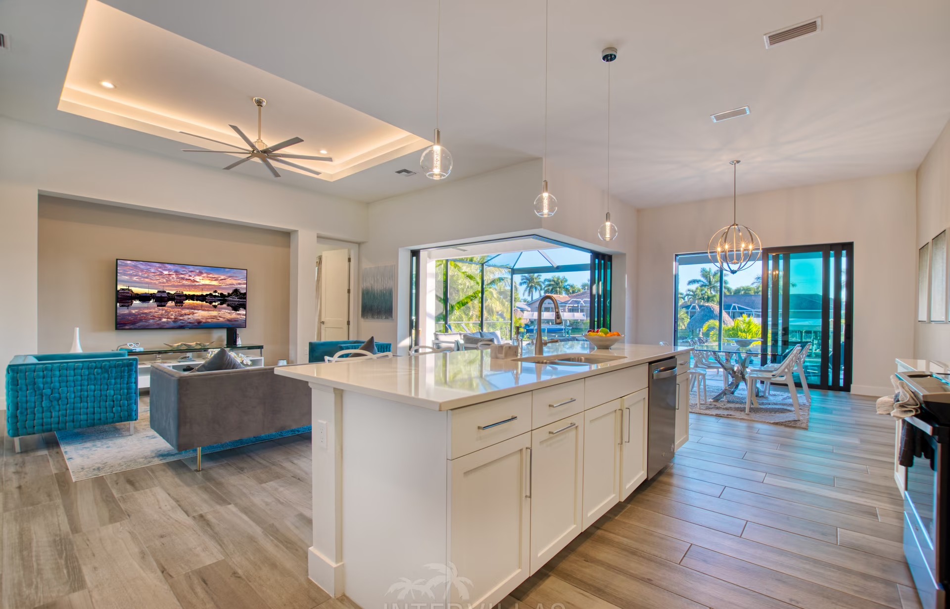 Südseitiger Pool mit Spa und Blick auf den Kanal.