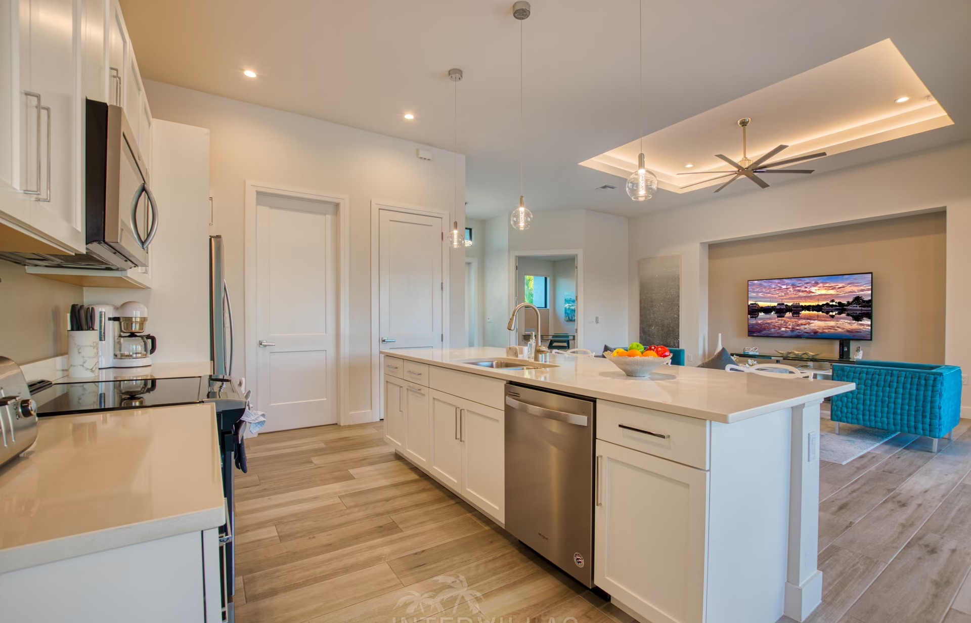 Südseitiger Pool mit Spa/Jacuzzi und Blick auf den Kanal.