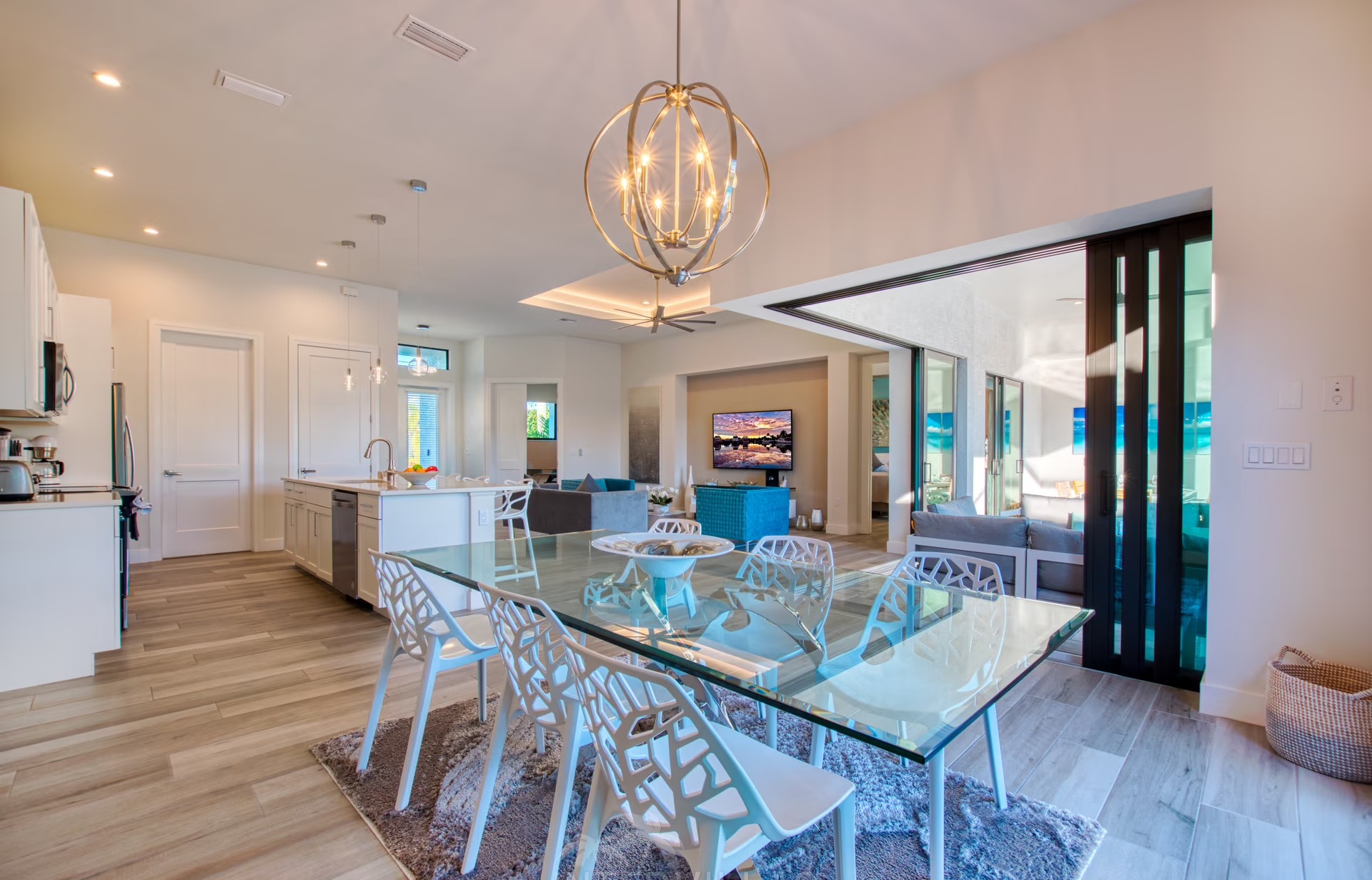 Südseitiger Pool mit Spa/Jacuzzi und Blick auf den Kanal.