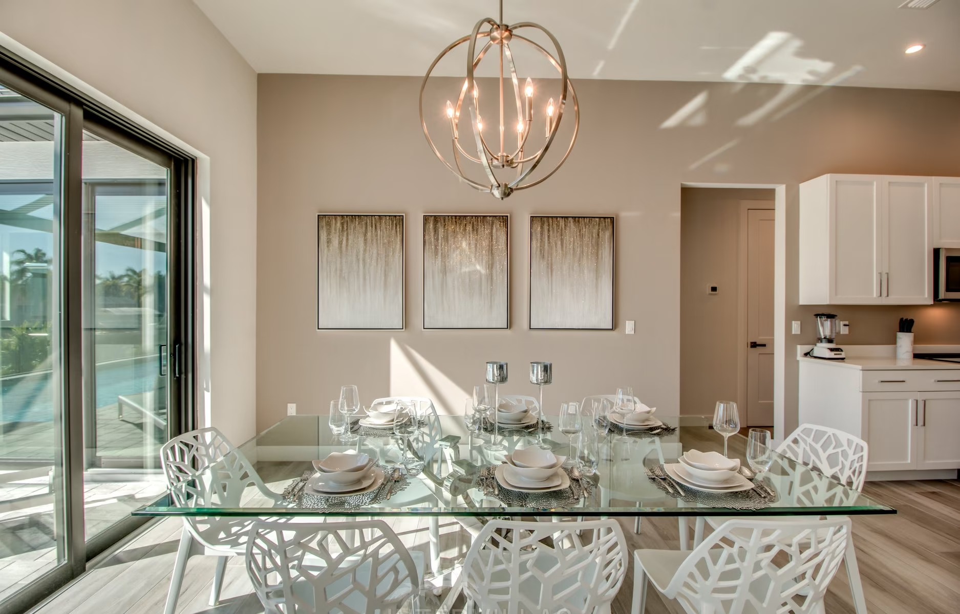 Südseitiger Pool mit Spa/Jacuzzi und Blick auf den Kanal.