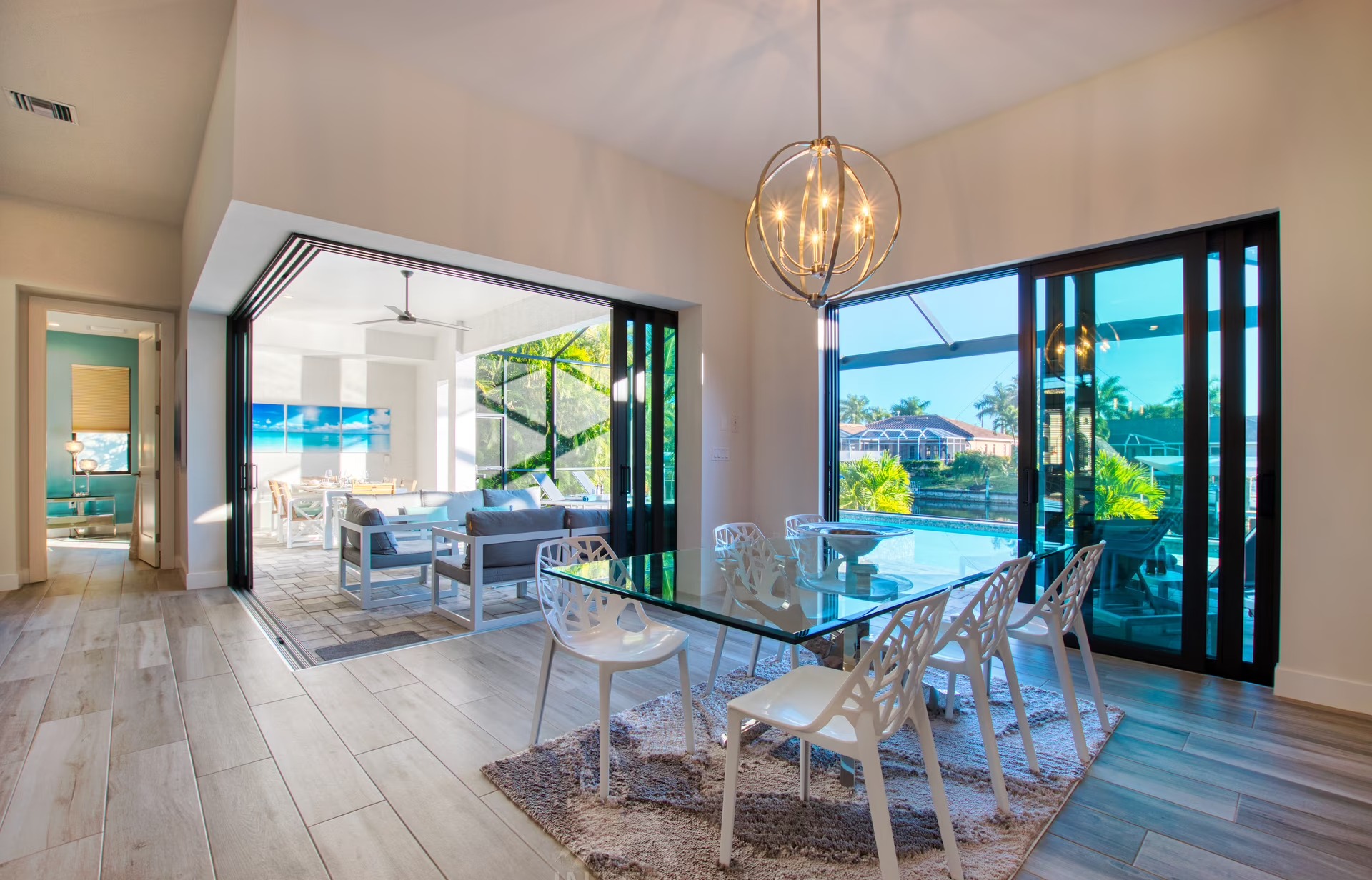 Südseitiger Pool mit Spa/Jacuzzi und Blick auf den Kanal.