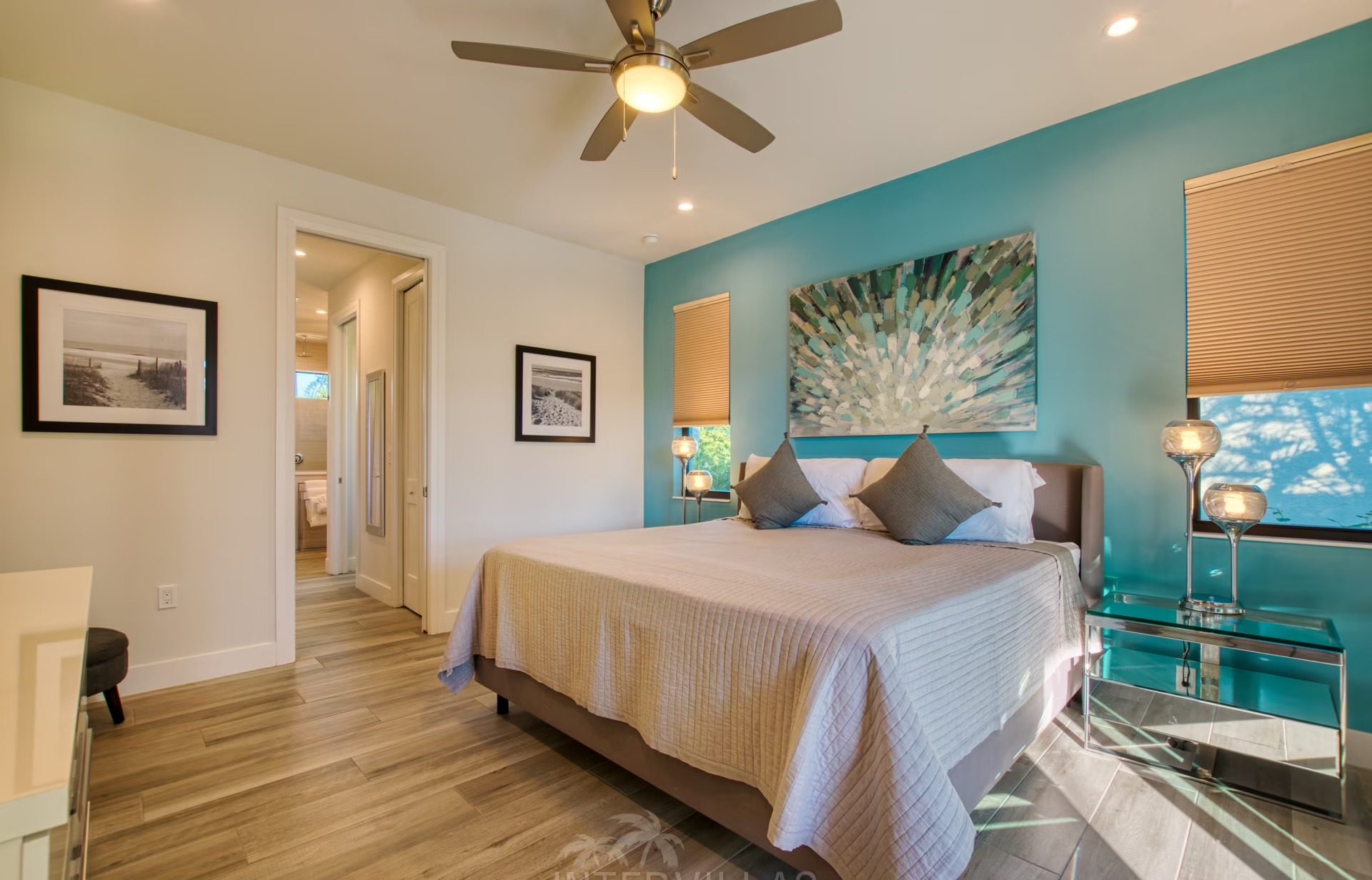 Südseitiger Pool mit Spa/Jacuzzi und Blick auf den Kanal.