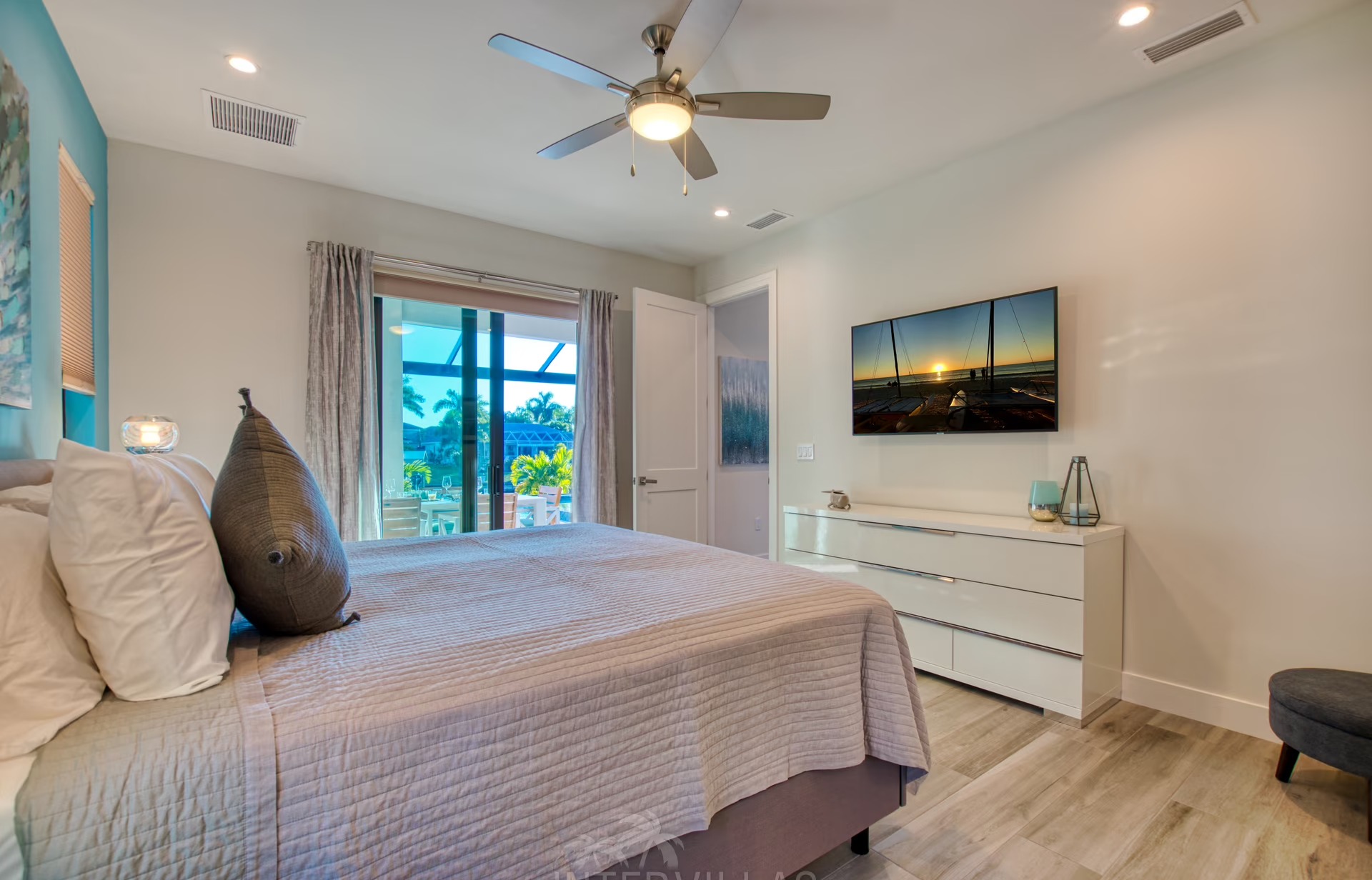 Südseitiger Pool mit Spa und Blick auf den Kanal