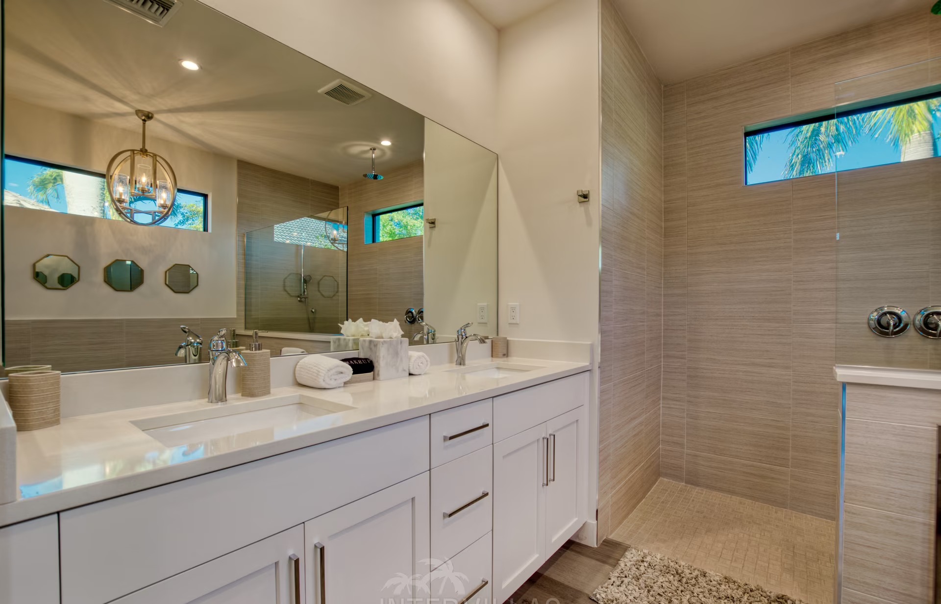 Südseitiger Pool mit Spa/Jacuzzi und Blick auf den Kanal.