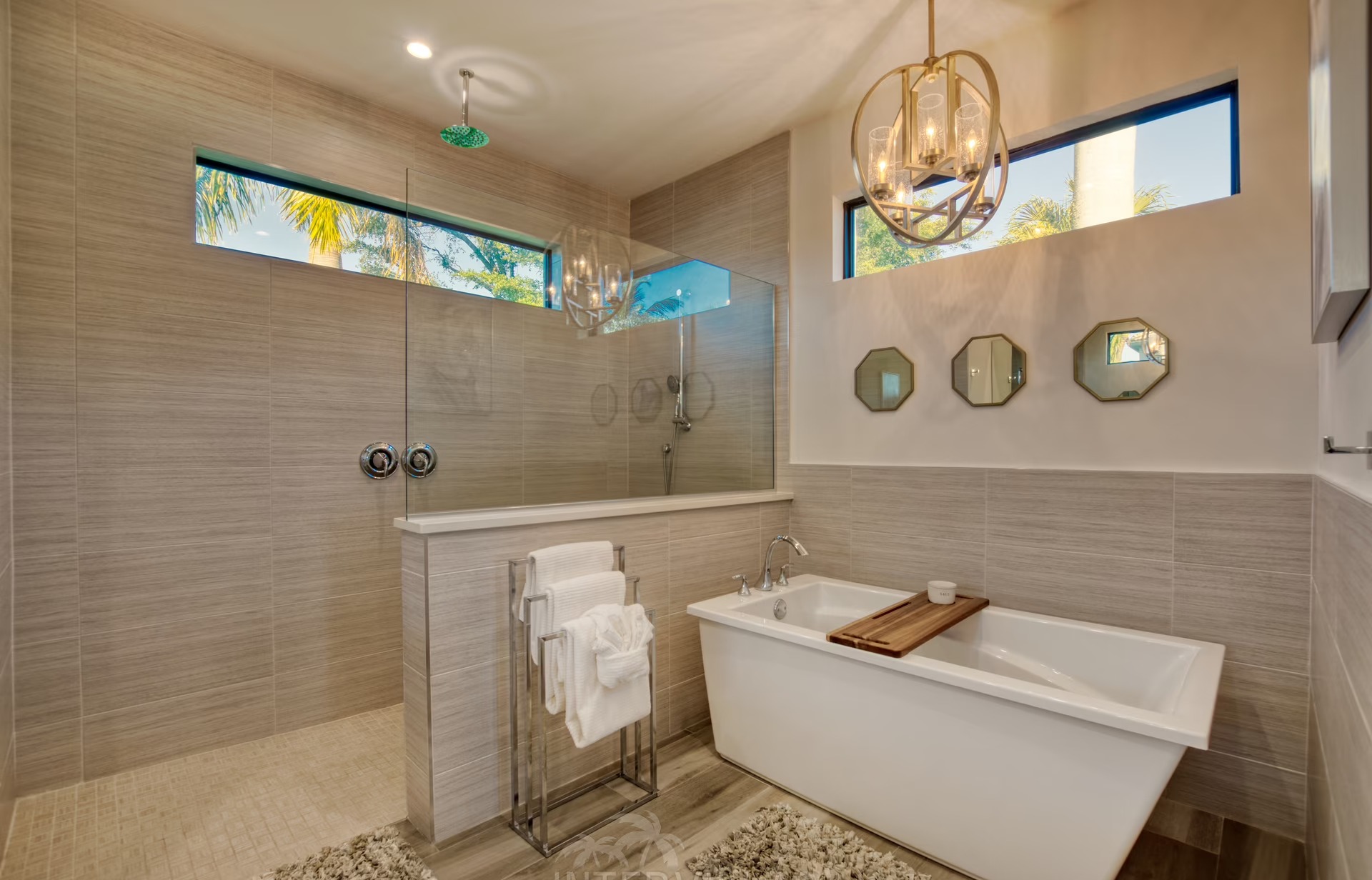 Südseitiger Pool mit Spa/Jacuzzi auf der Lanai mit Blick aufs Wasser.