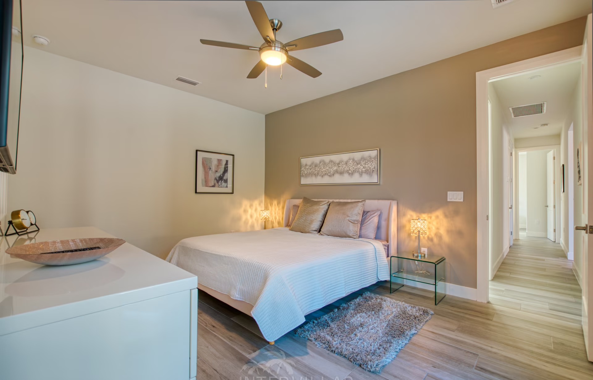 Südseitiger Pool mit Spa und Blick auf den Kanal