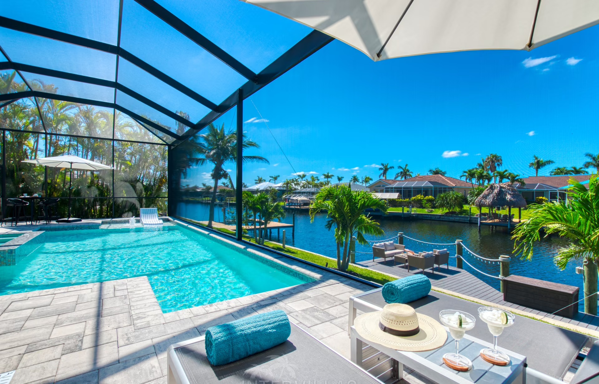 Südseitiger Pool mit Spa auf der Lanai, Blick auf den Kanal.
