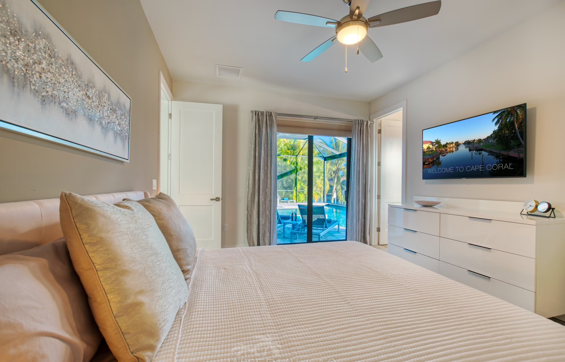 Südseitiger Pool mit Spa und Blick auf den Kanal.