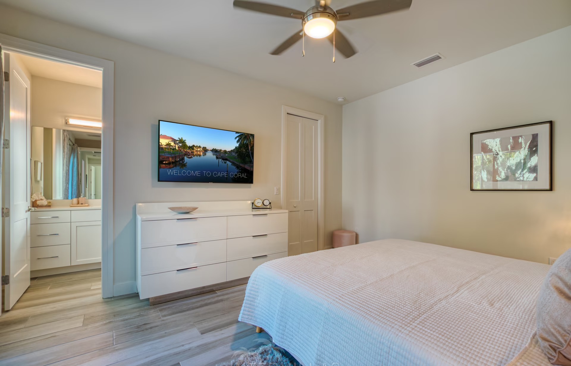 Südseitiger Pool mit Spa und Blick auf den Kanal.