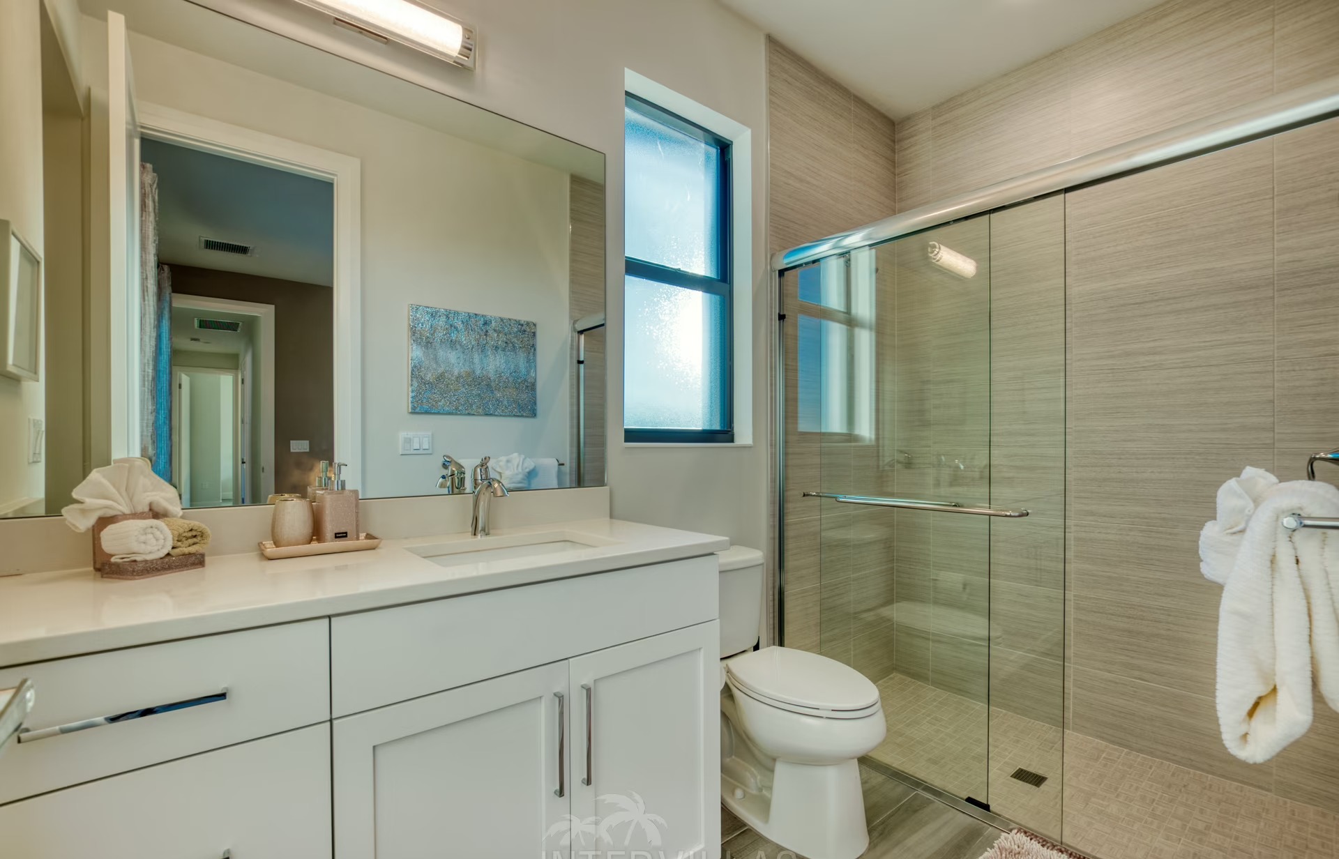 Südseitiger Pool mit integriertem Spa/Jacuzzi und Blick auf den Kanal.