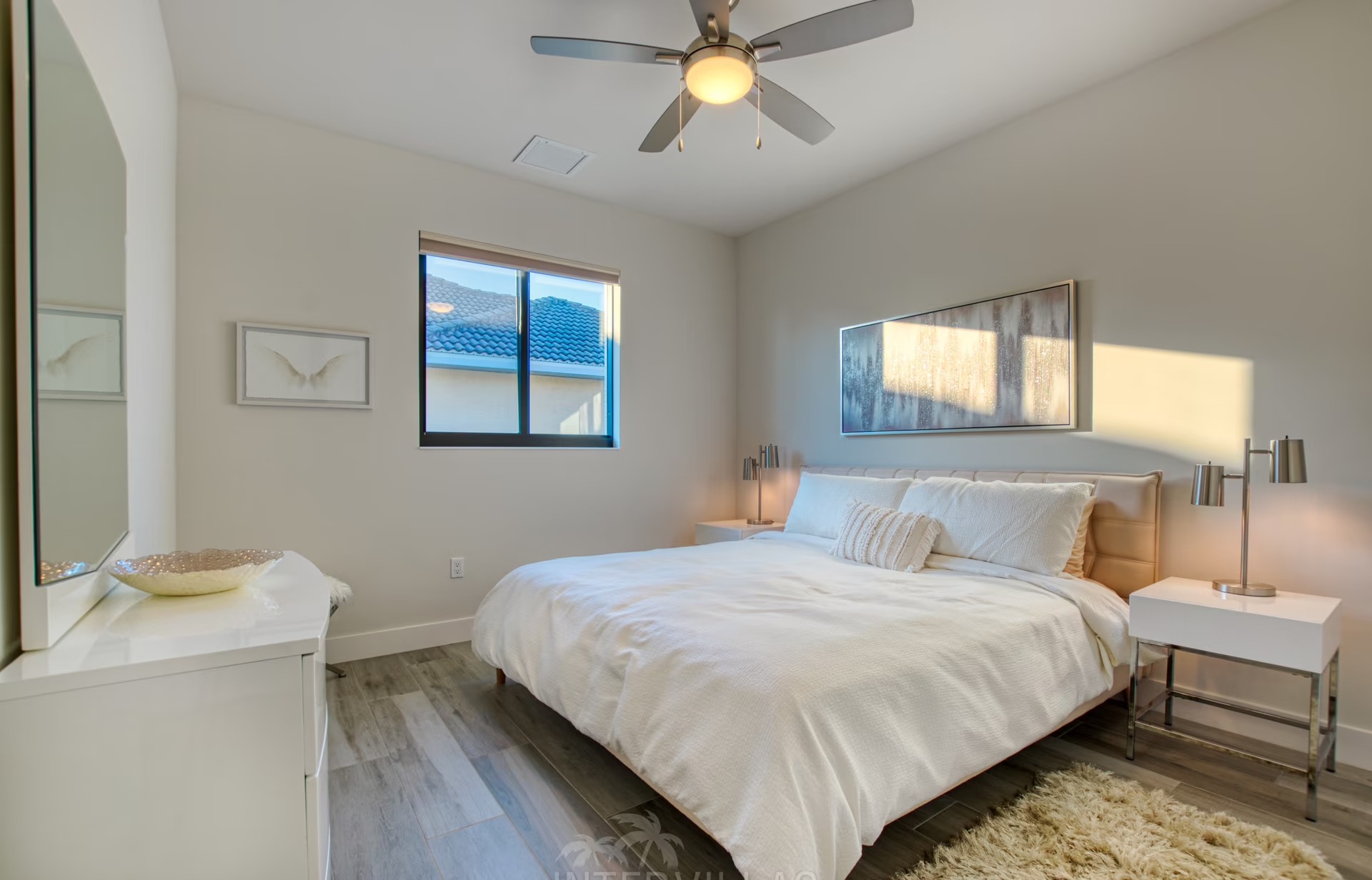 Südseitiger Pool mit integriertem Spa/Jacuzzi und Blick aufs Wasser.