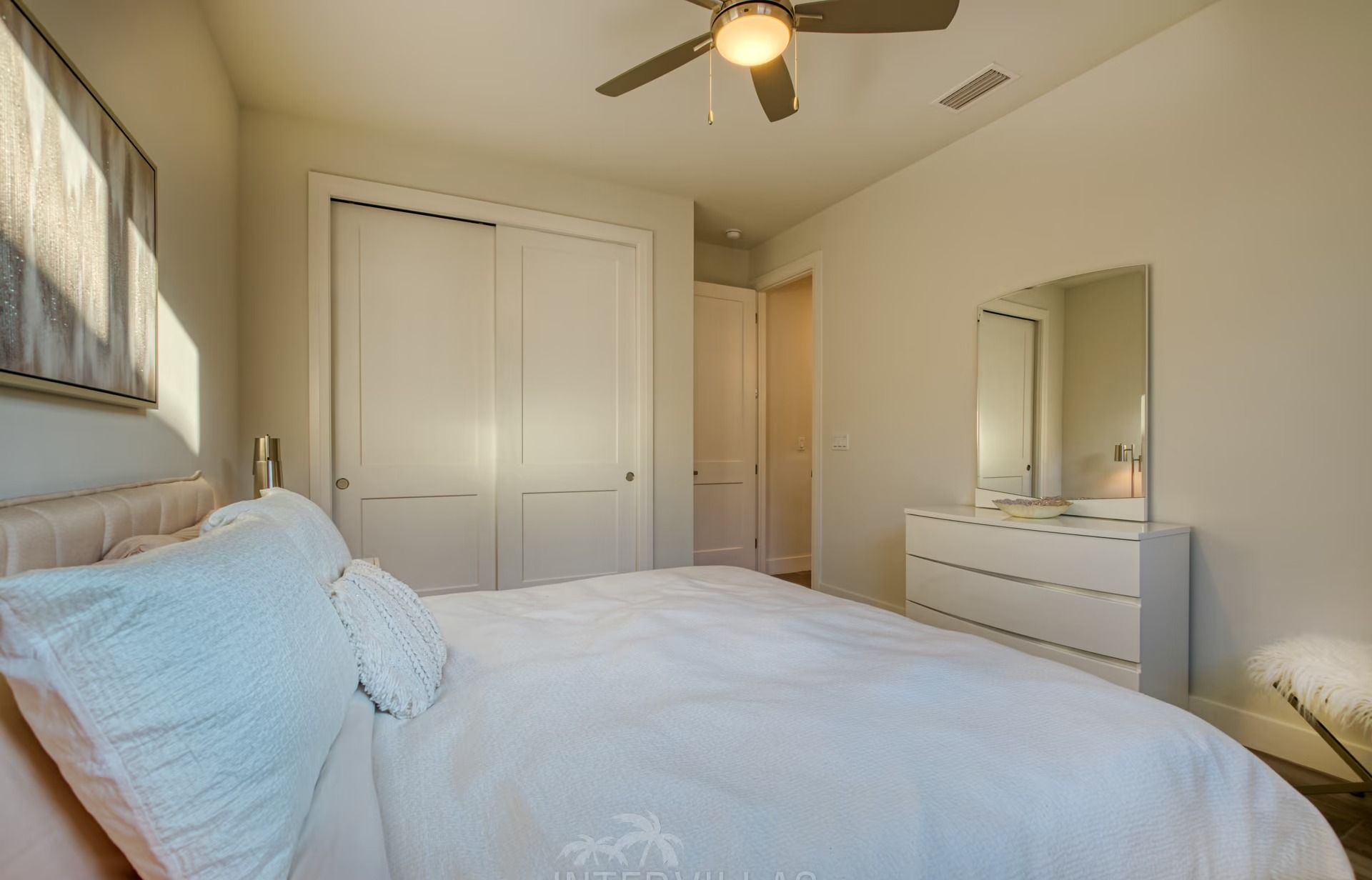 Südseitiger Pool mit integriertem Spa auf der Lanai, Blick auf den Kanal.