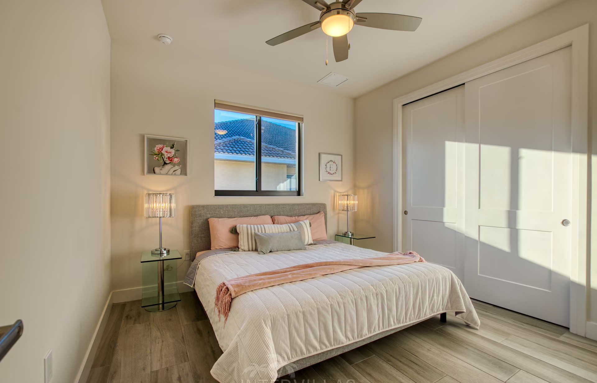 Südseitiger Pool mit integriertem Spa/Jacuzzi und Blick auf den Kanal.