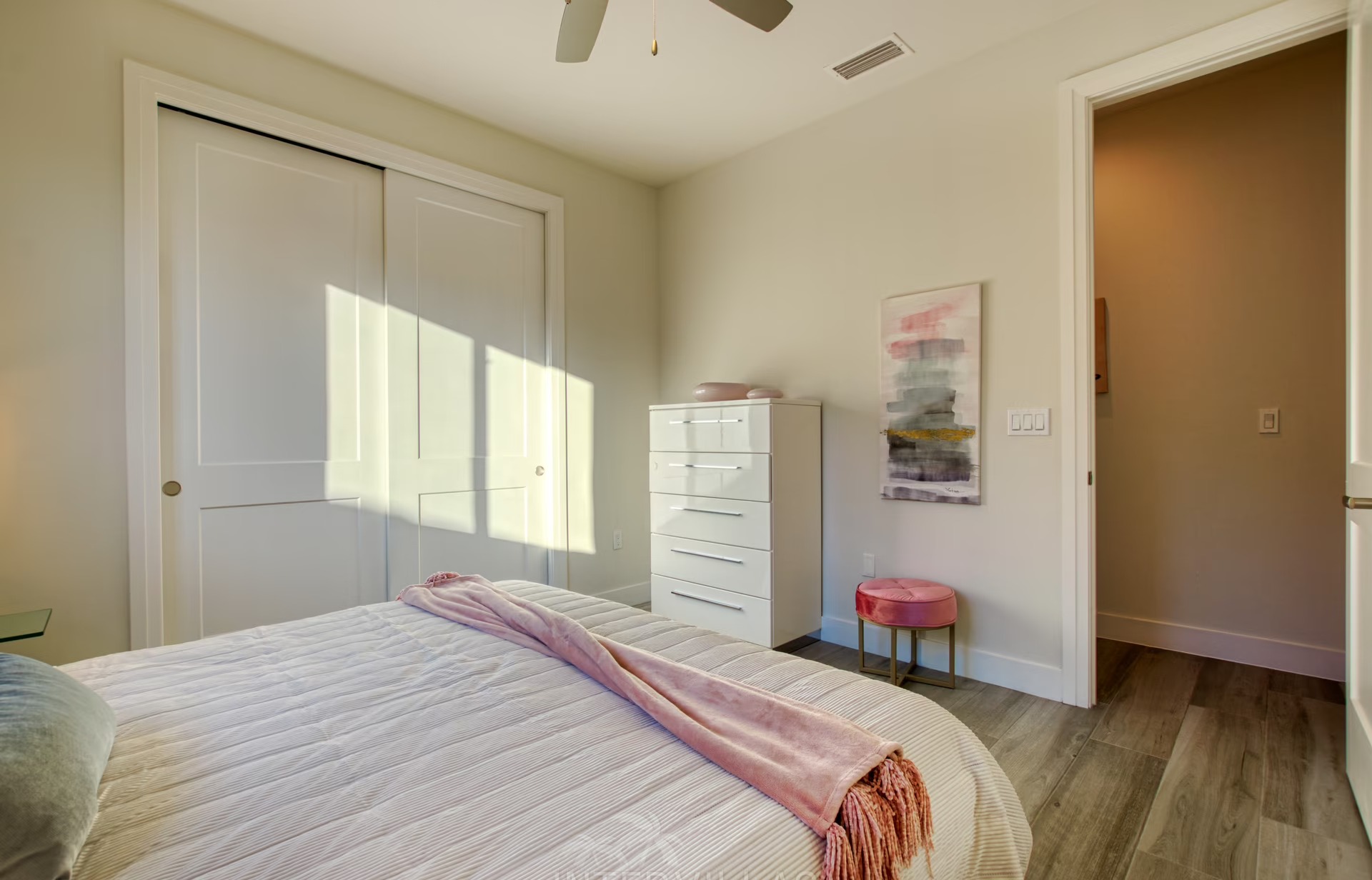 Südseitiger Pool mit Spa/Jacuzzi und Blick auf den Kanal.