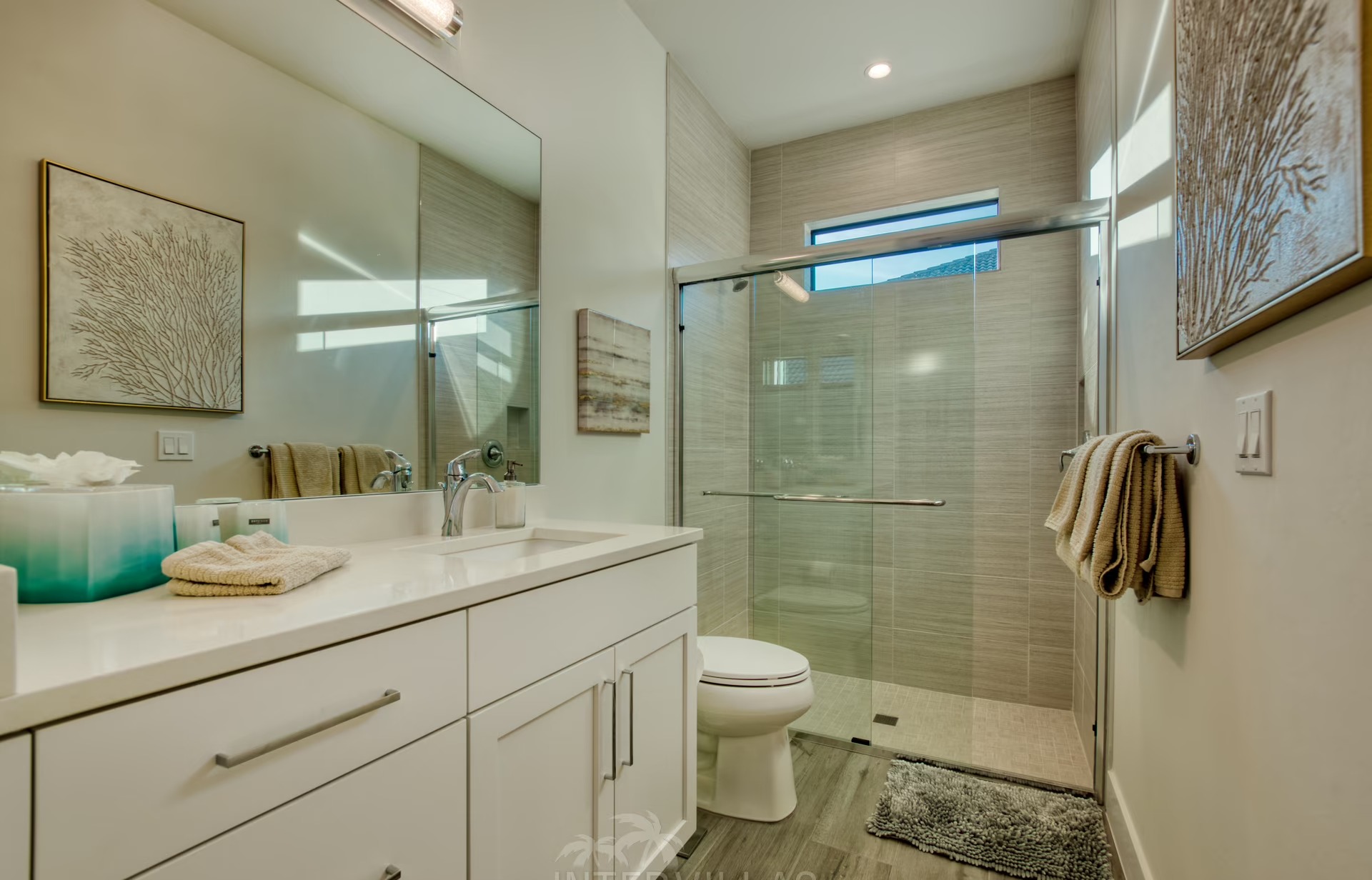 Südseitiger Pool mit Spa/Jacuzzi und Blick auf den Kanal.