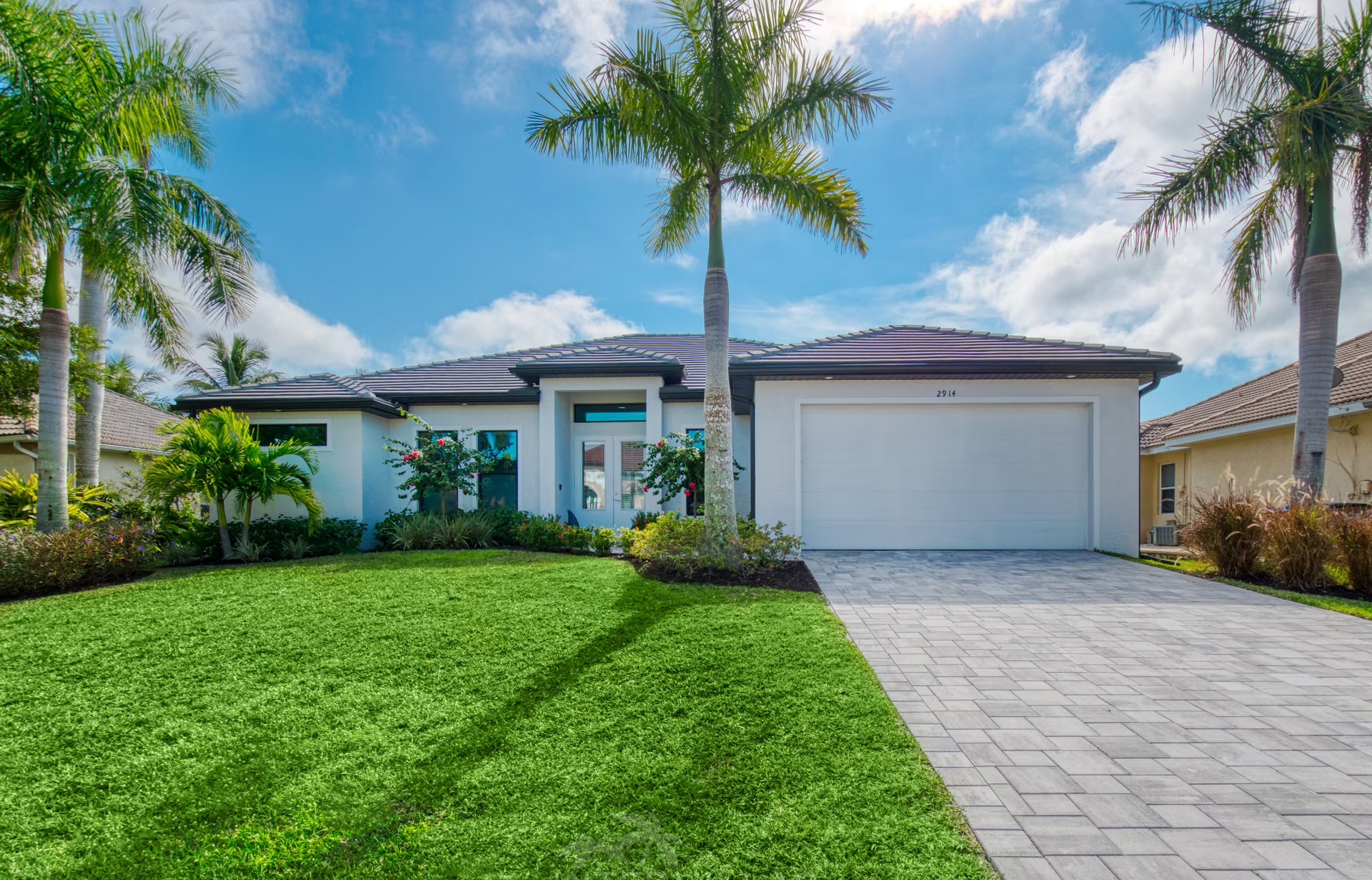 Südseitiger Pool mit integriertem Spa auf der Lanai mit Blick auf den Kanal.