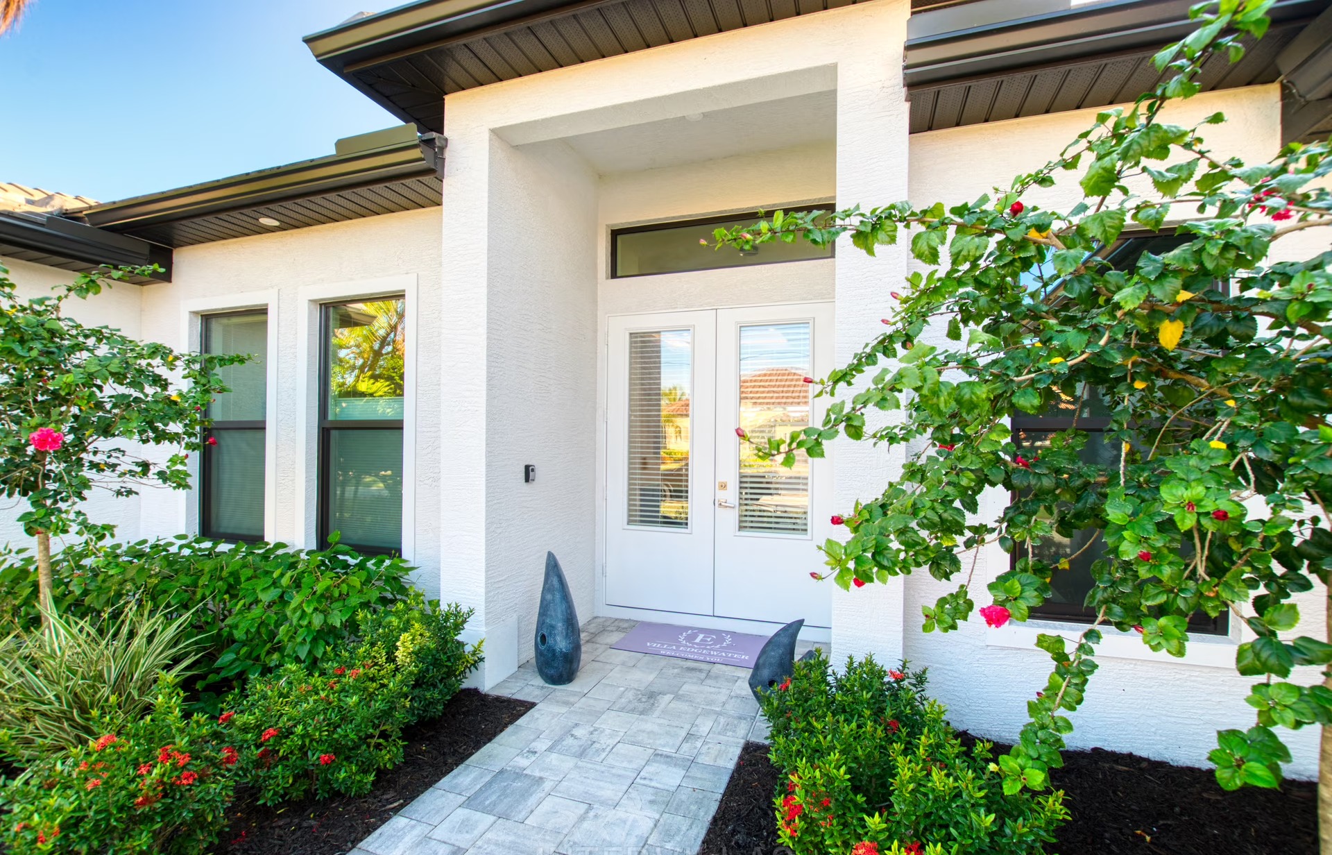 Südseitiger Pool mit Spa/Jacuzzi und Blick auf den Kanal mit Bootsdock.