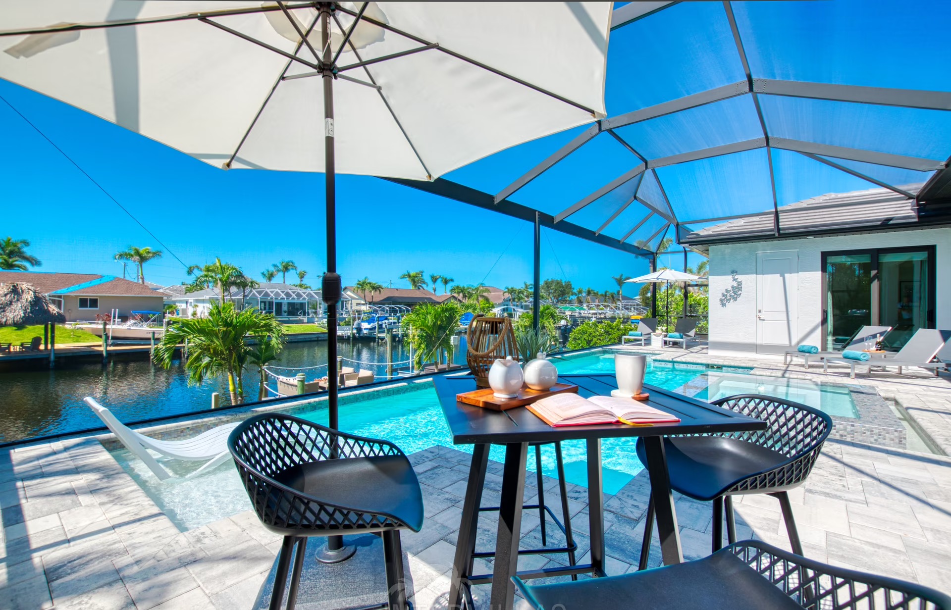 Südseitiger Pool mit Spa/Jacuzzi und Blick auf den Kanal.