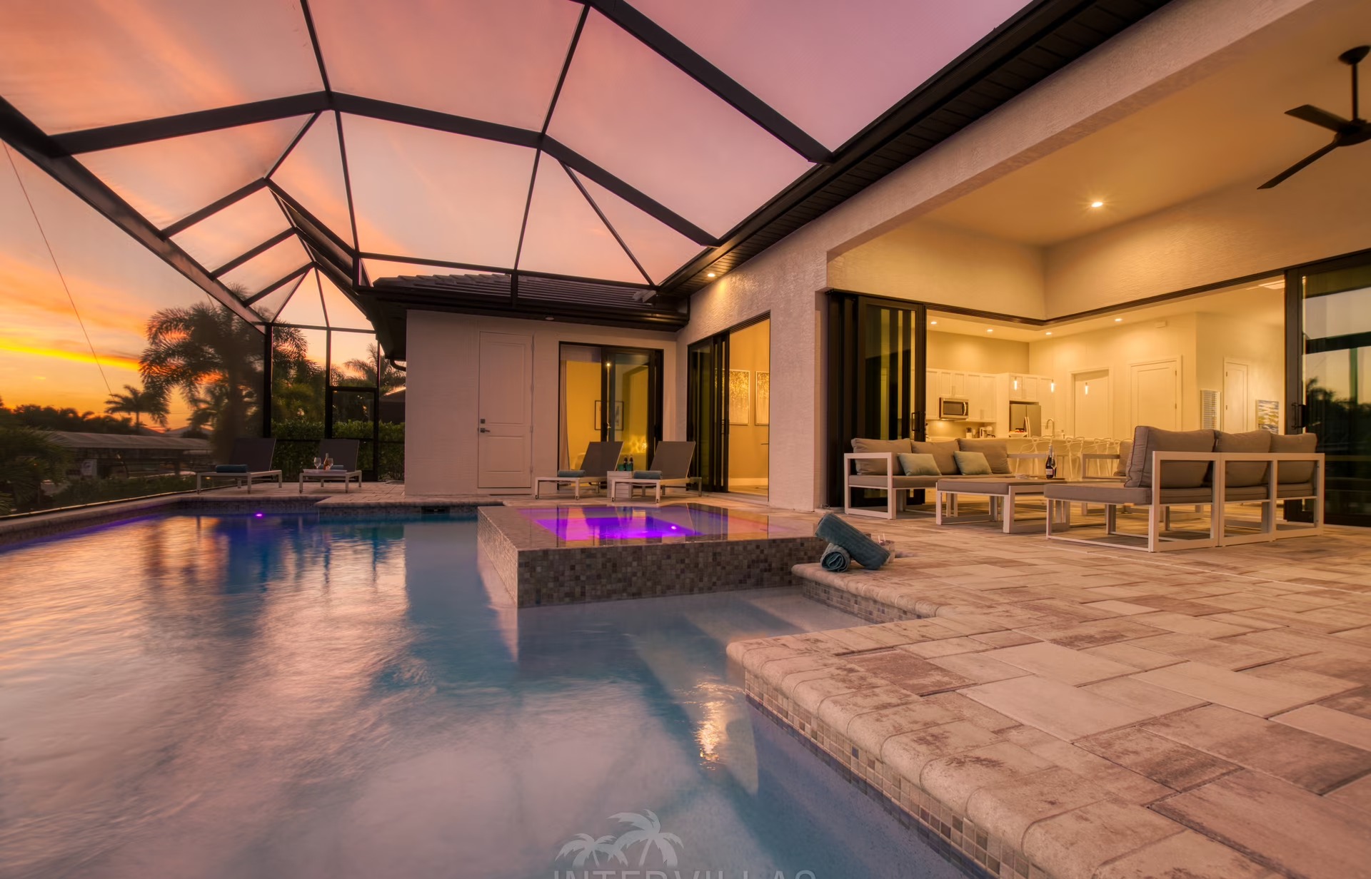 Südseitiger Pool mit Spa/Jacuzzi und Blick auf den Kanal.